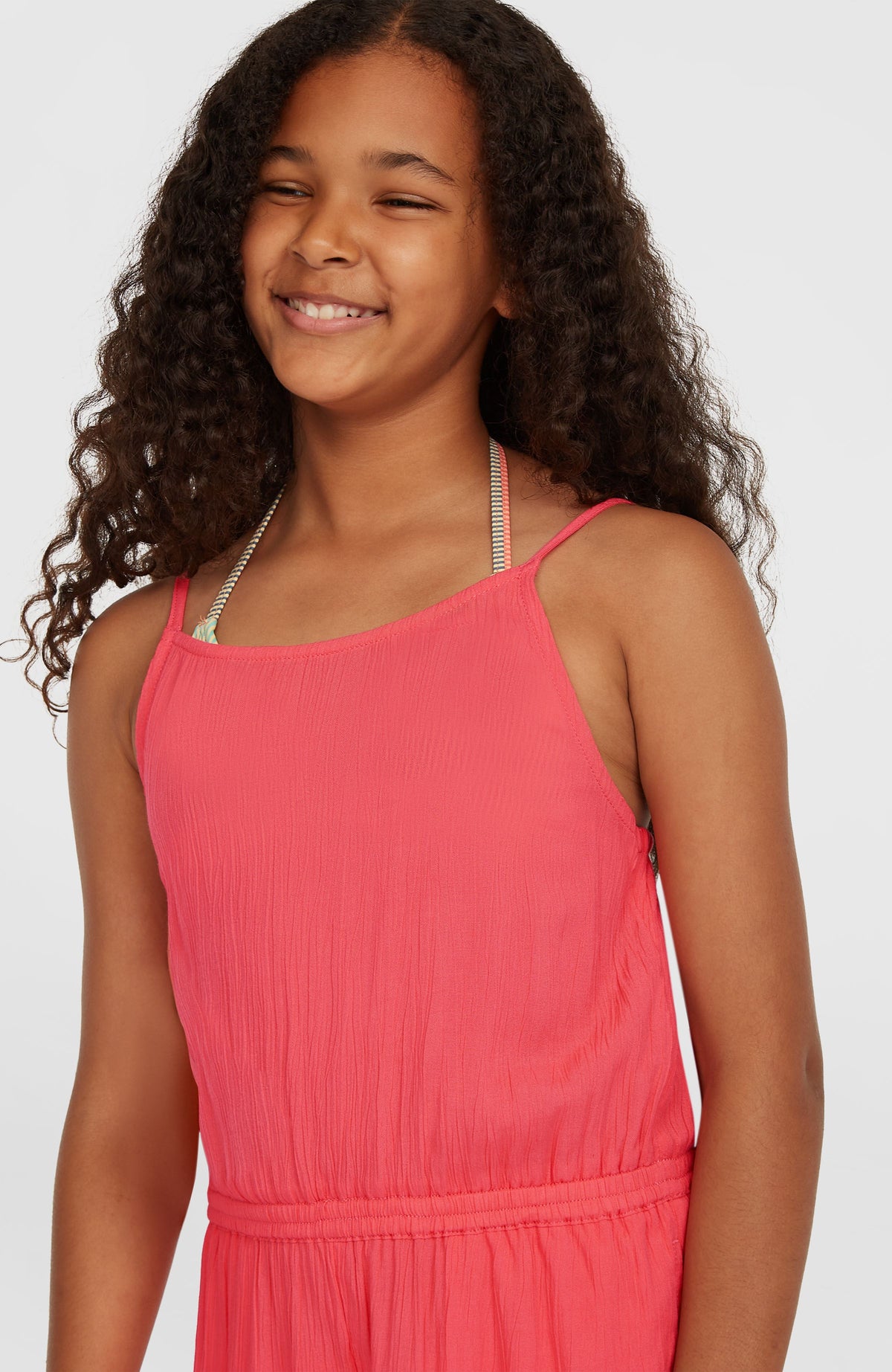 Gewebter Sommer-Playsuit für Mädchen, pink, Nahaufnahme von Ausschnitt und Trägern am Model