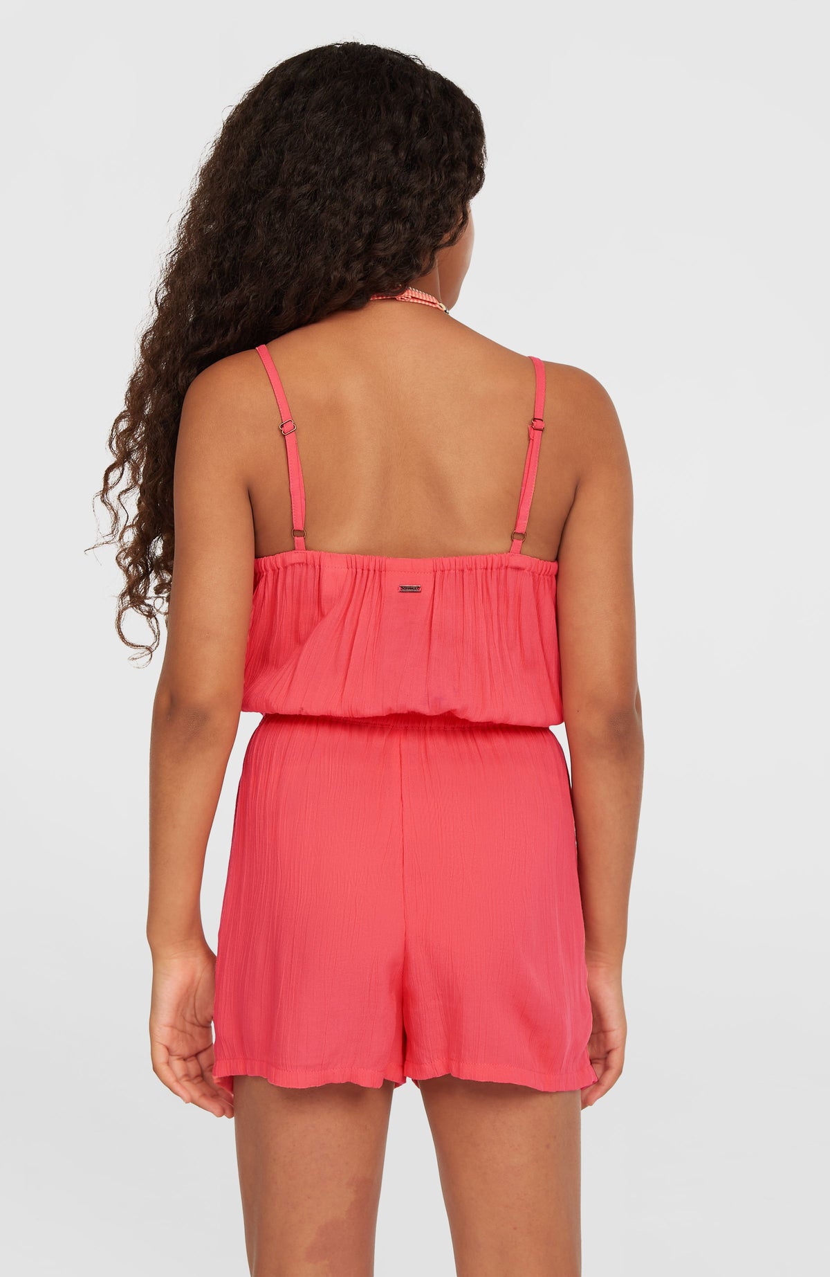 Gewebter Sommer-Playsuit für Mädchen, pink, Rückansicht am Model mit verstellbaren Trägern