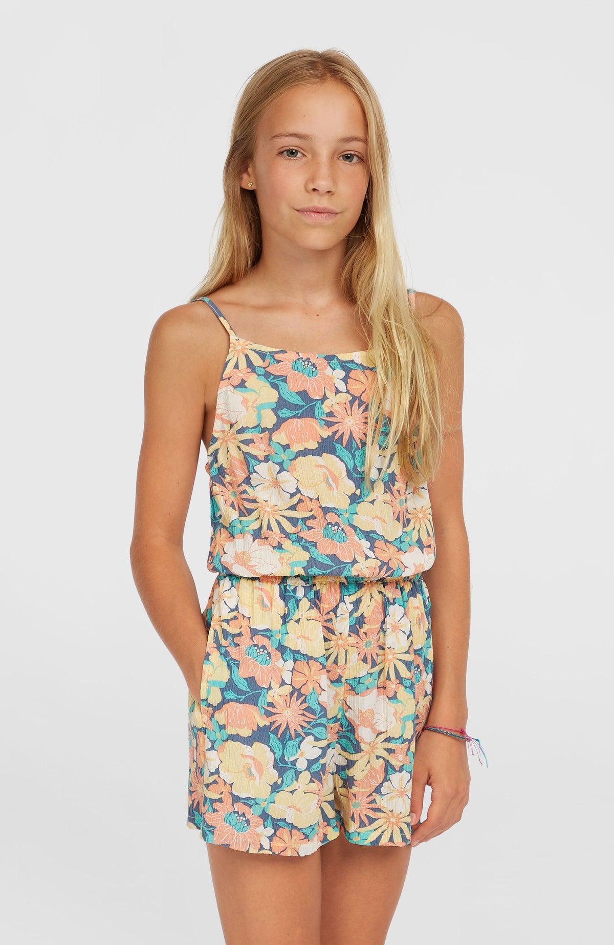 O'Neill Gewebter Sommer-Playsuit für Mädchen, blau mit Blumenmuster in Gelb und Orange, Vorderansicht am Model