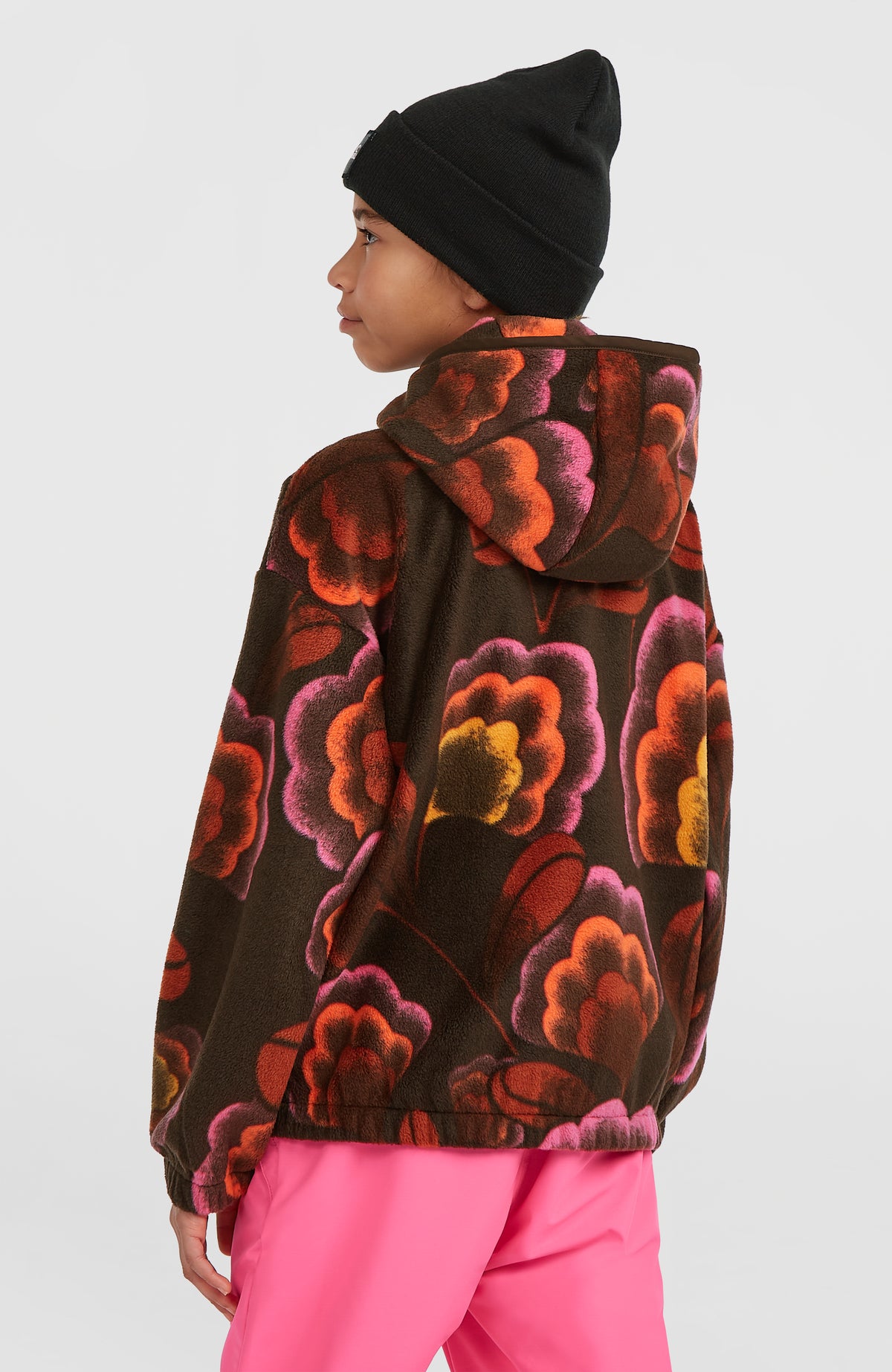 Superfleece Hoodie für Mädchen, braun mit Blumenmuster in Pink und Orange, Rückansicht mit Kapuze am Model