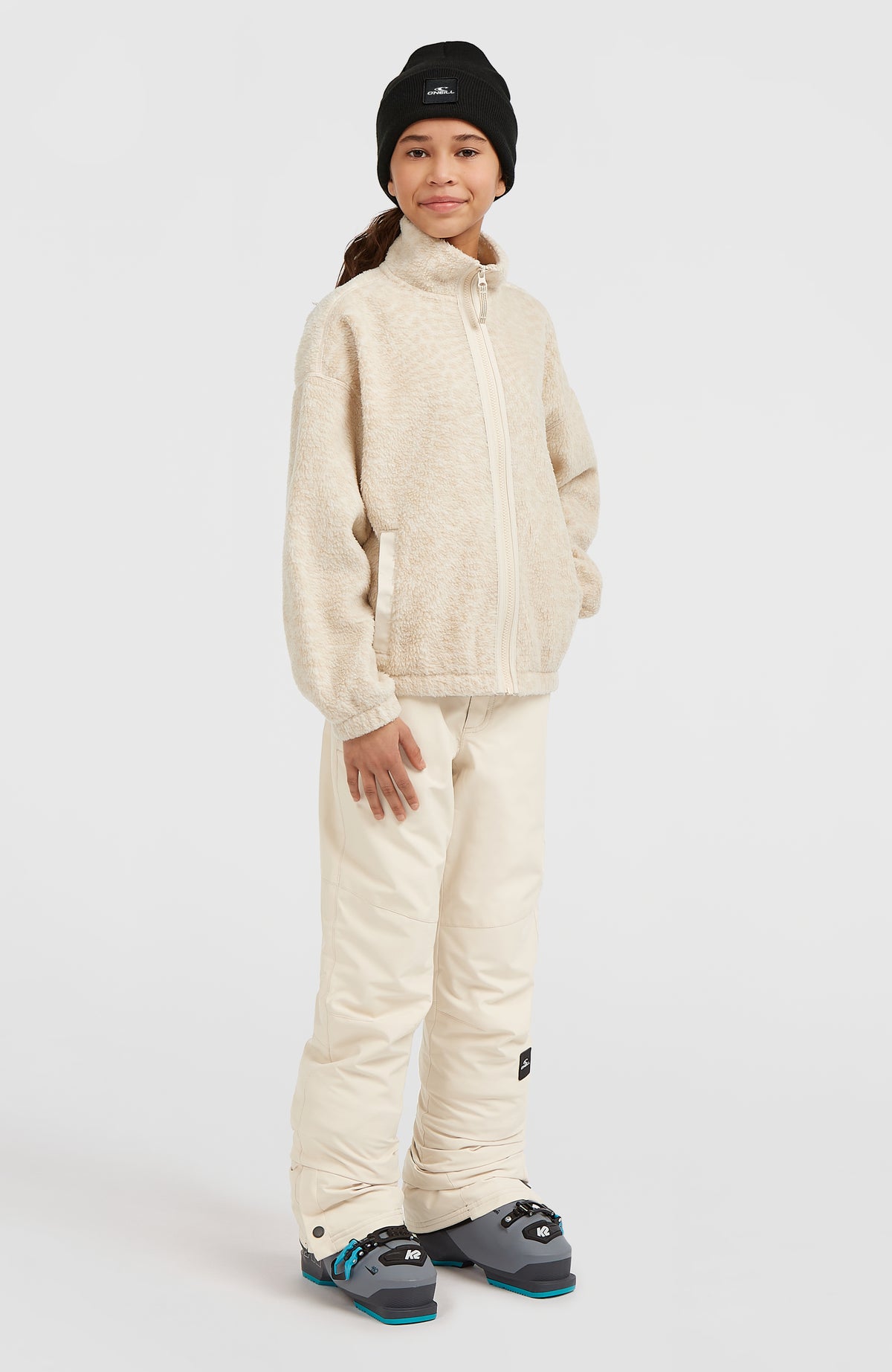 Flauschige Fleecejacke für Mädchen, beige, Dreiviertelansicht am Model von vorne