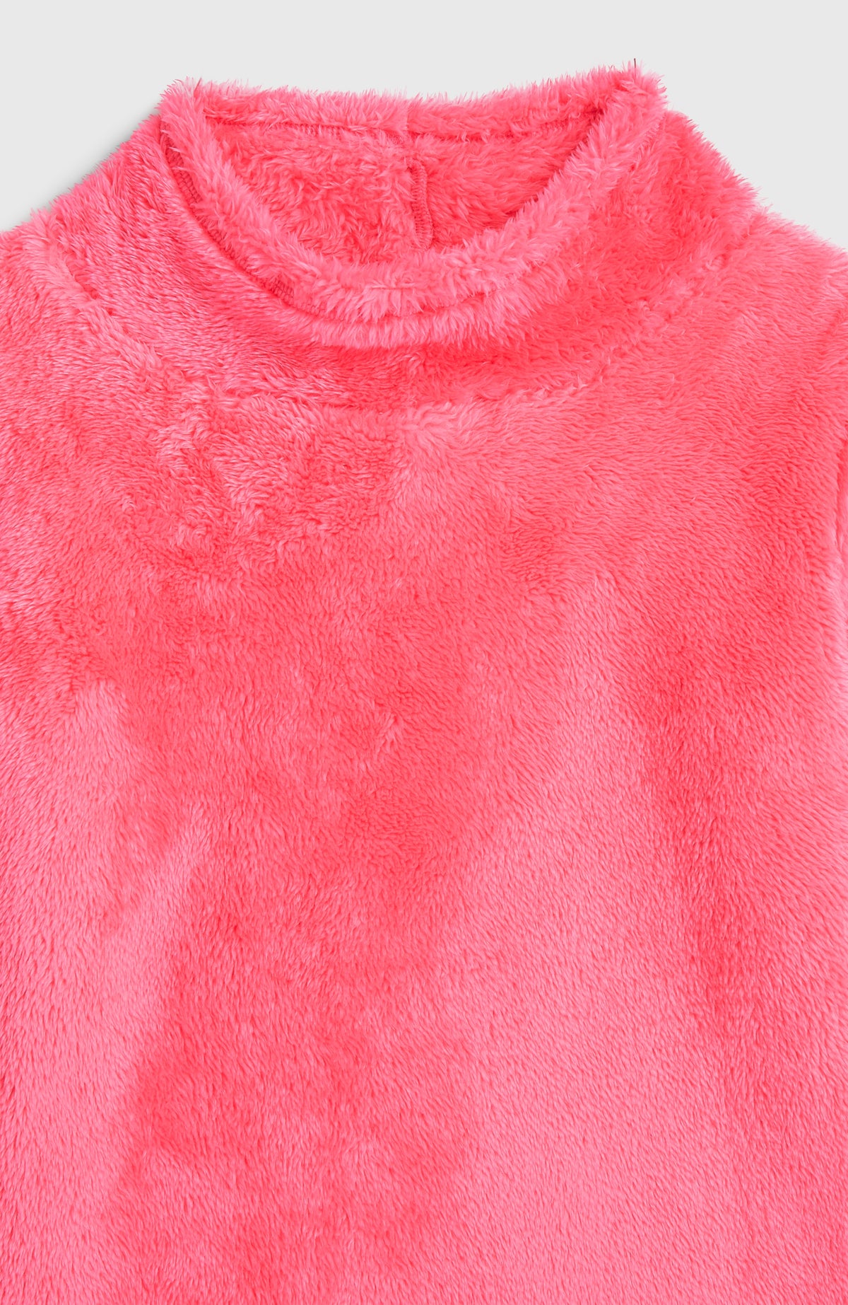 Nahaufnahme des Kragens am pinken Kuscheliger FWC'Cruz Fleecepullover