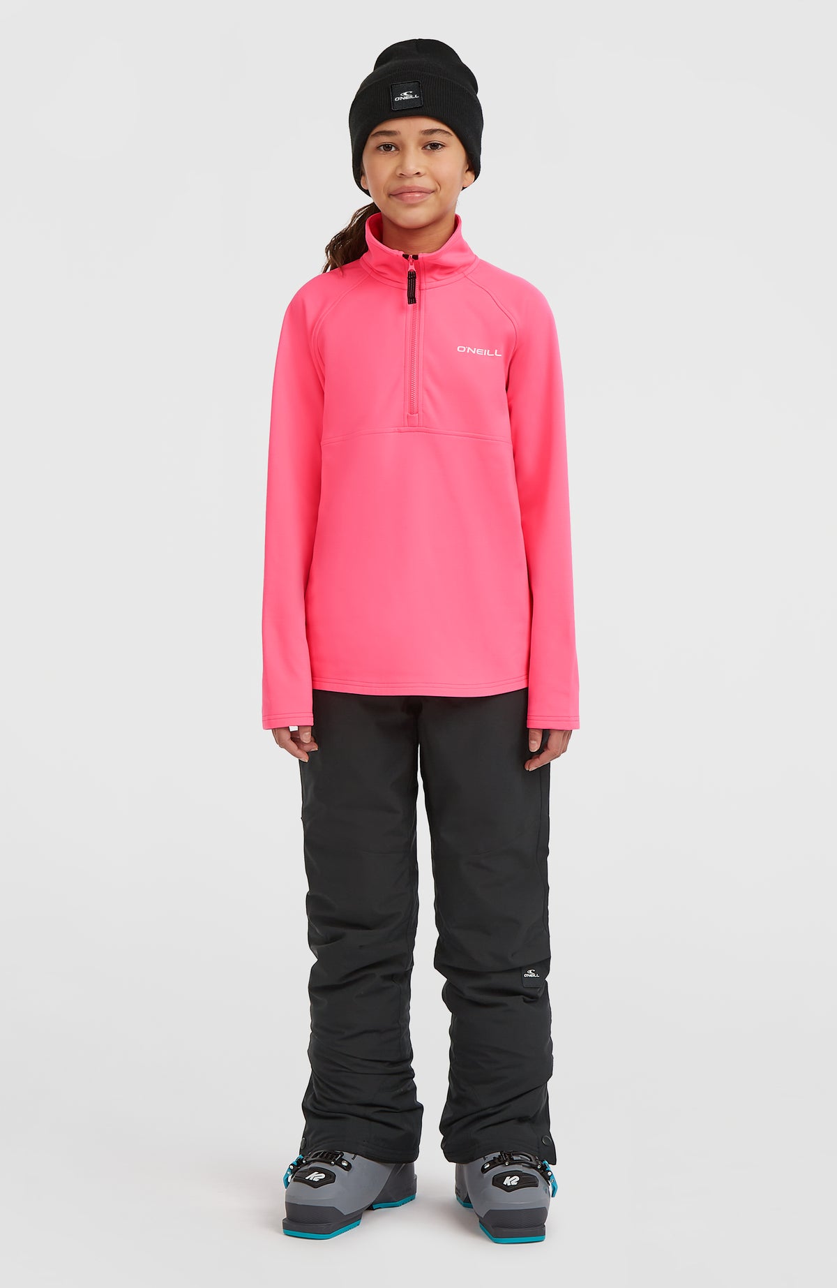 FWC'Cruz Fleecepullover für Mädchen, pink, vollständige Vorderansicht getragen am Model mit geradem Saum