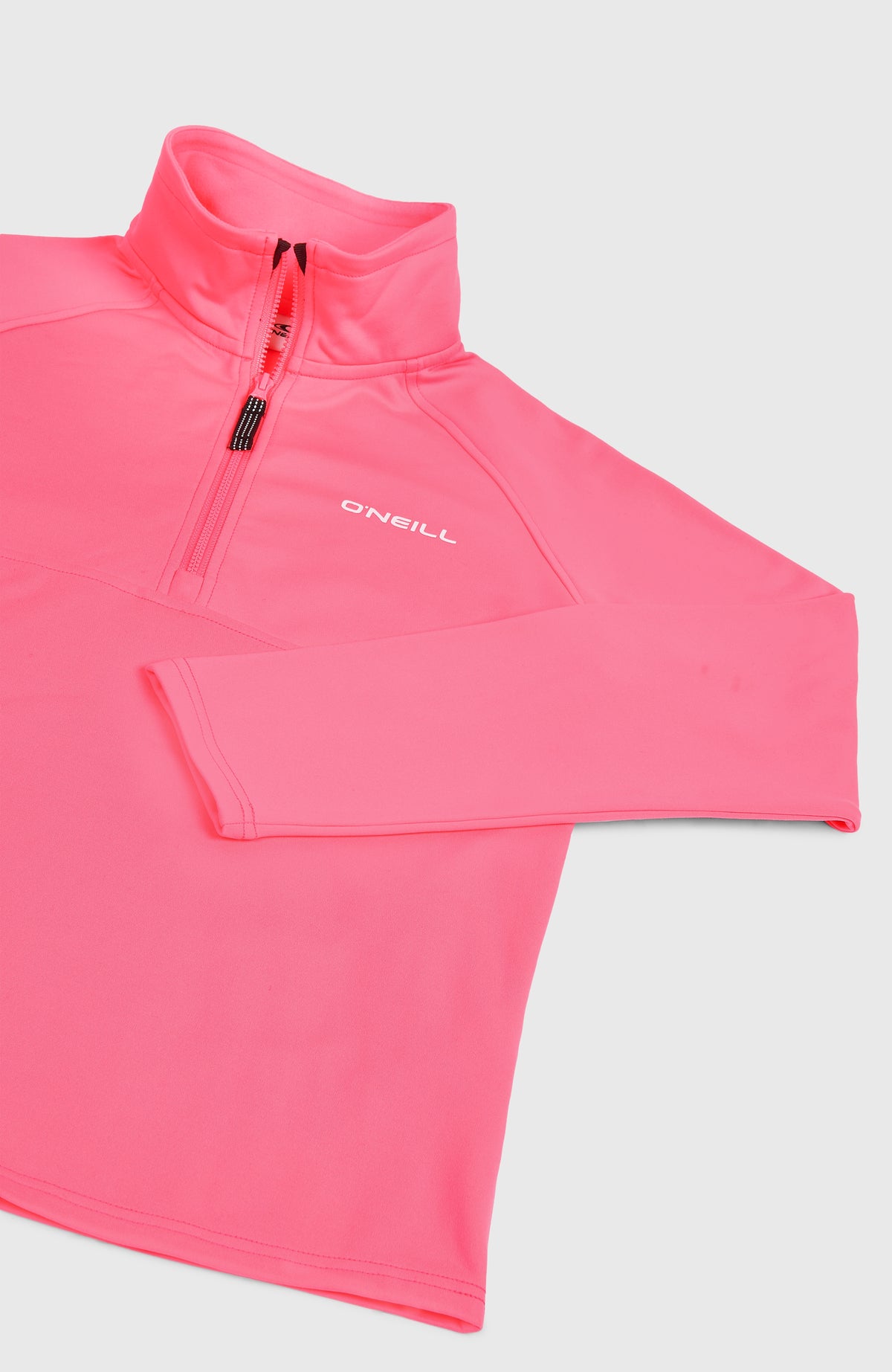 Nahaufnahme des pinken FWC'Cruz Fleecepullover, flach liegend von schräg oben mit Reißverschluss und Logo