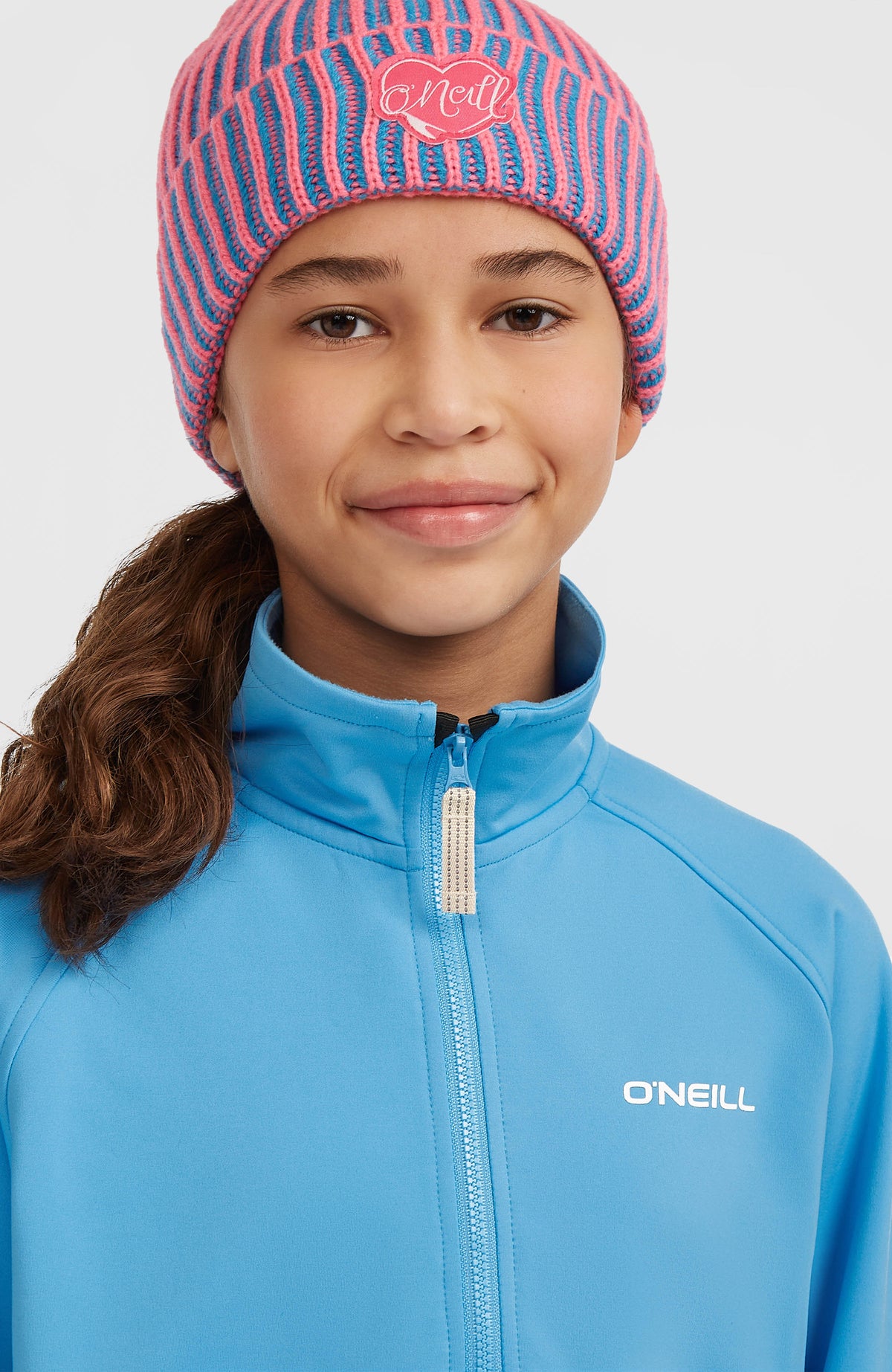 FWC'Cruz Fleecepullover für Mädchen, blau, Nahaufnahme am Model mit weißem Logo-Print und kurzem Reißverschluss