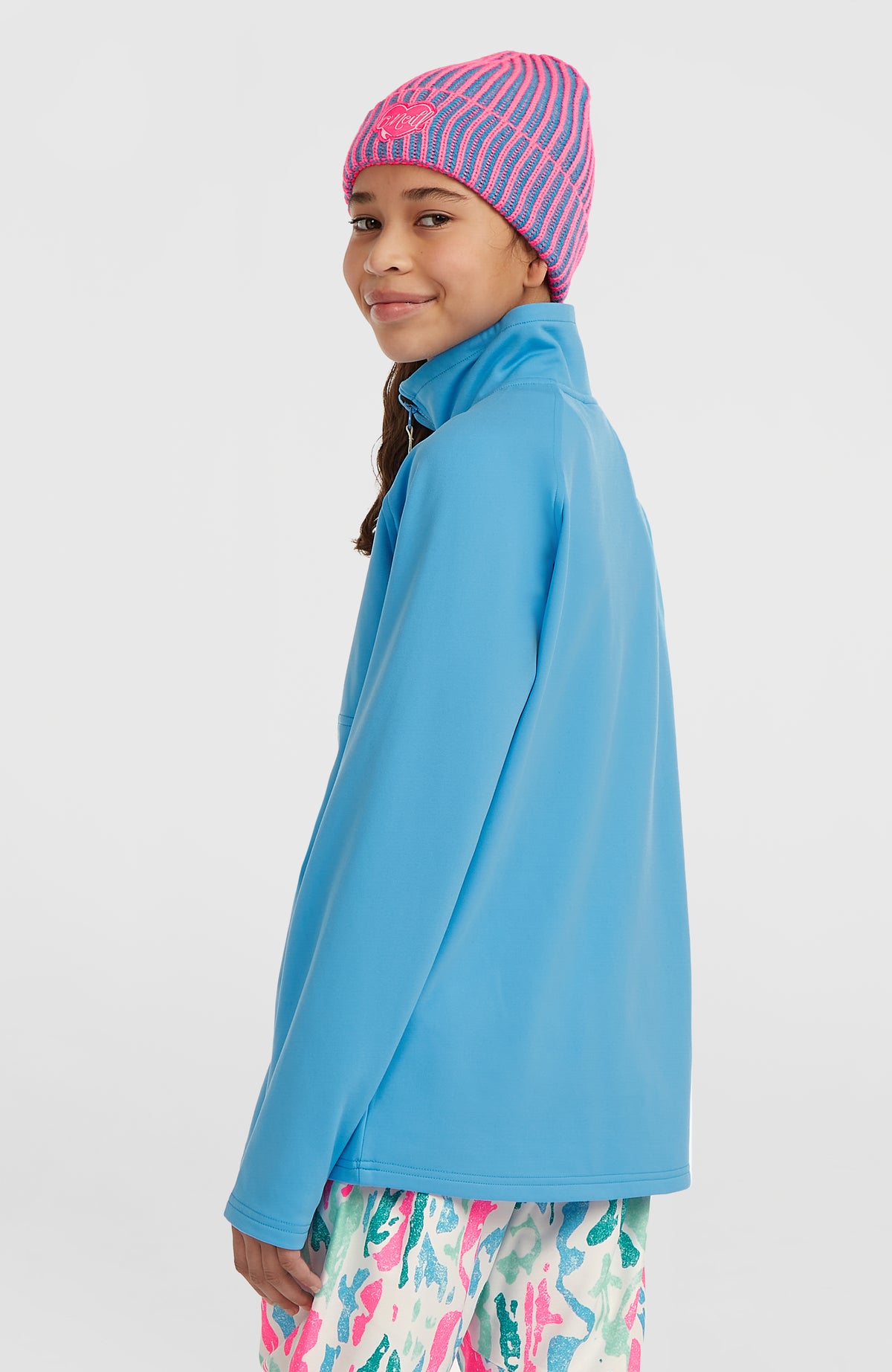 FWC'Cruz Fleecepullover für Mädchen, blau, Seitenansicht am Model mit sichtbarem Stehkragen und langen Ärmeln