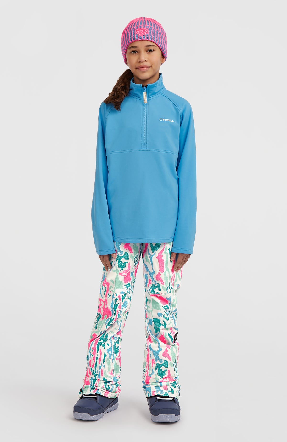 FWC'Cruz Fleecepullover für Mädchen, blau, frontale Ganzkörperansicht am Model mit Stehkragen und langen Ärmeln