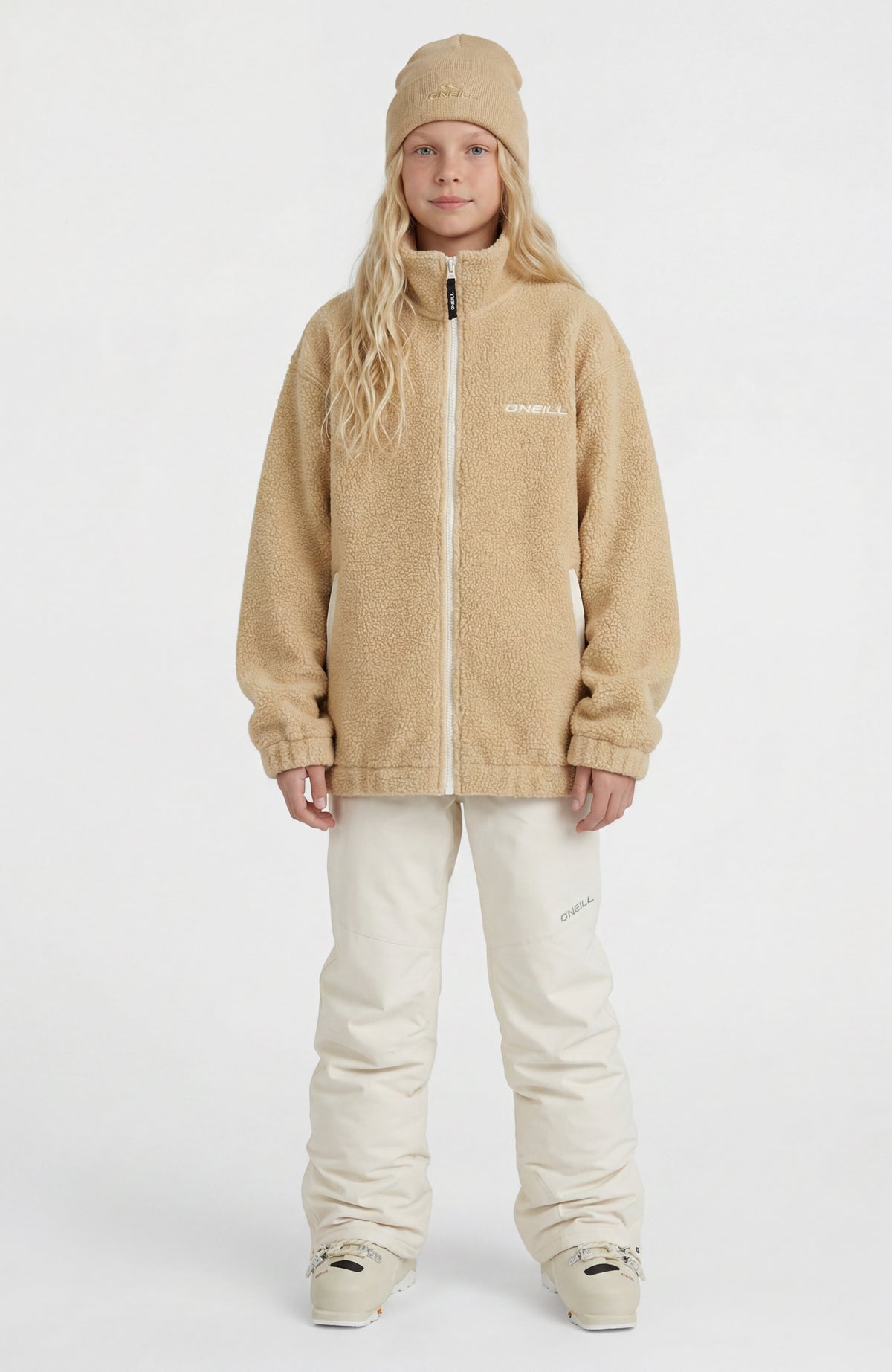 Flauschige Fleecejacke für Mädchen, beige, Ganzkörperansicht von vorne getragen am Model
