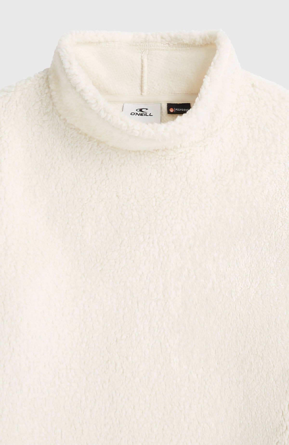 Kuscheliger FWC'Cruz Fleecepullover in Weiß, flach liegende Nahaufnahme von Kragen und Label