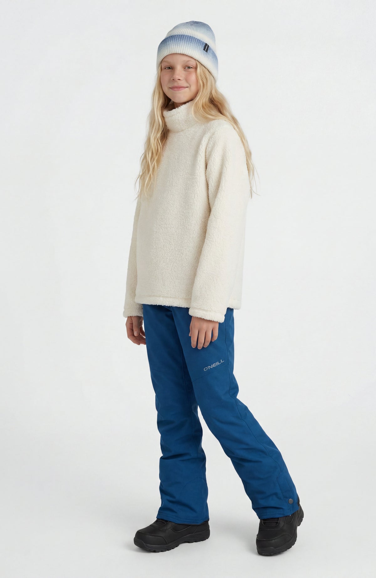 Kuscheliger FWC'Cruz Fleecepullover für Mädchen, weiß, seitliche Ganzkörperansicht am Model