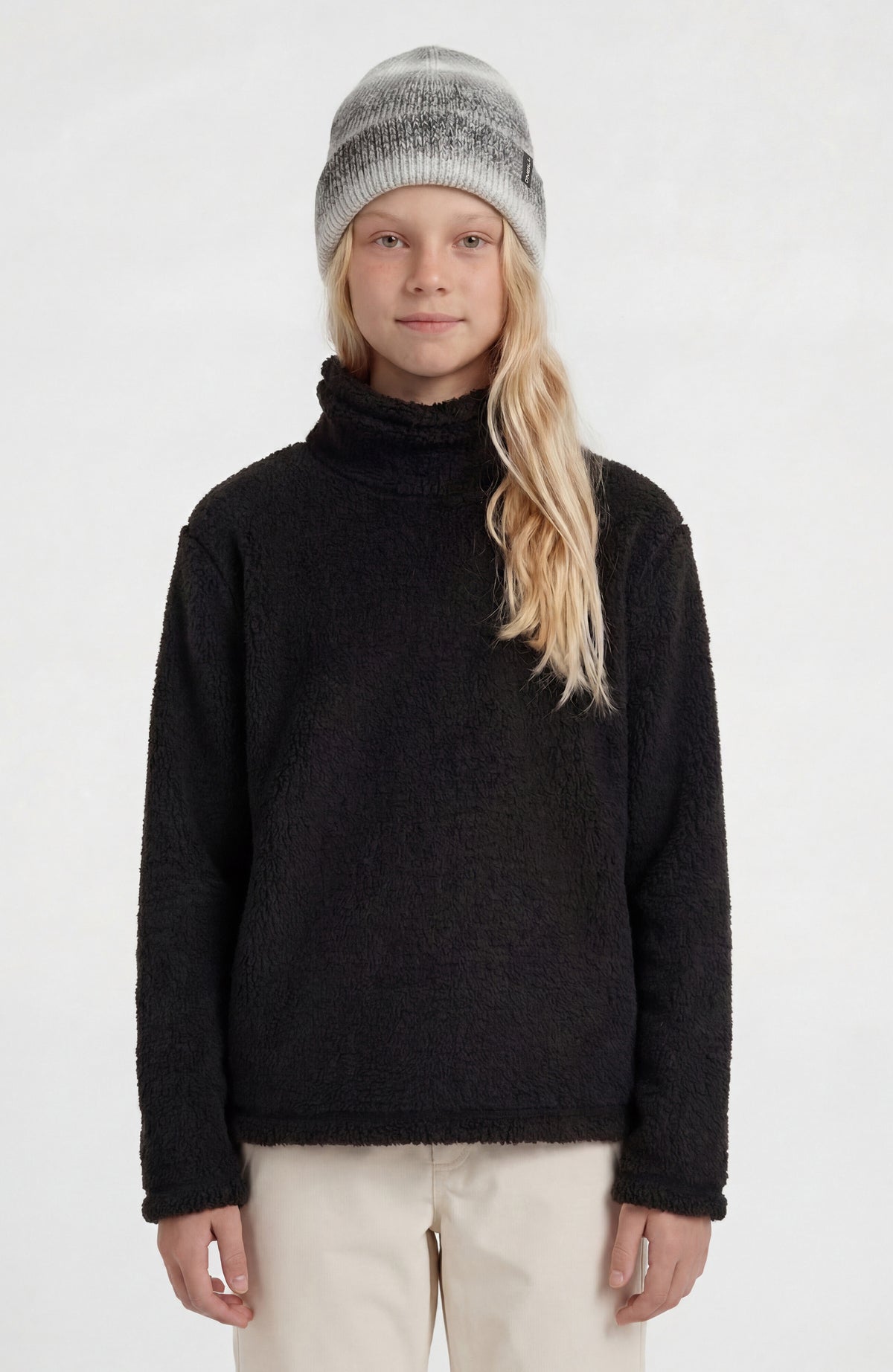 O'Neill Kuscheliger FWC'Cruz Fleecepullover für Mädchen, schwarz, Vorderansicht getragen am Model mit Stehkragen