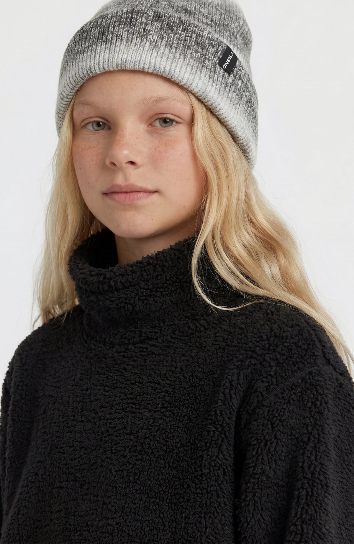 Kuscheliger FWC'Cruz Fleecepullover für Mädchen, schwarz, Nahaufnahme mit Fokus auf den Stehkragen am Model