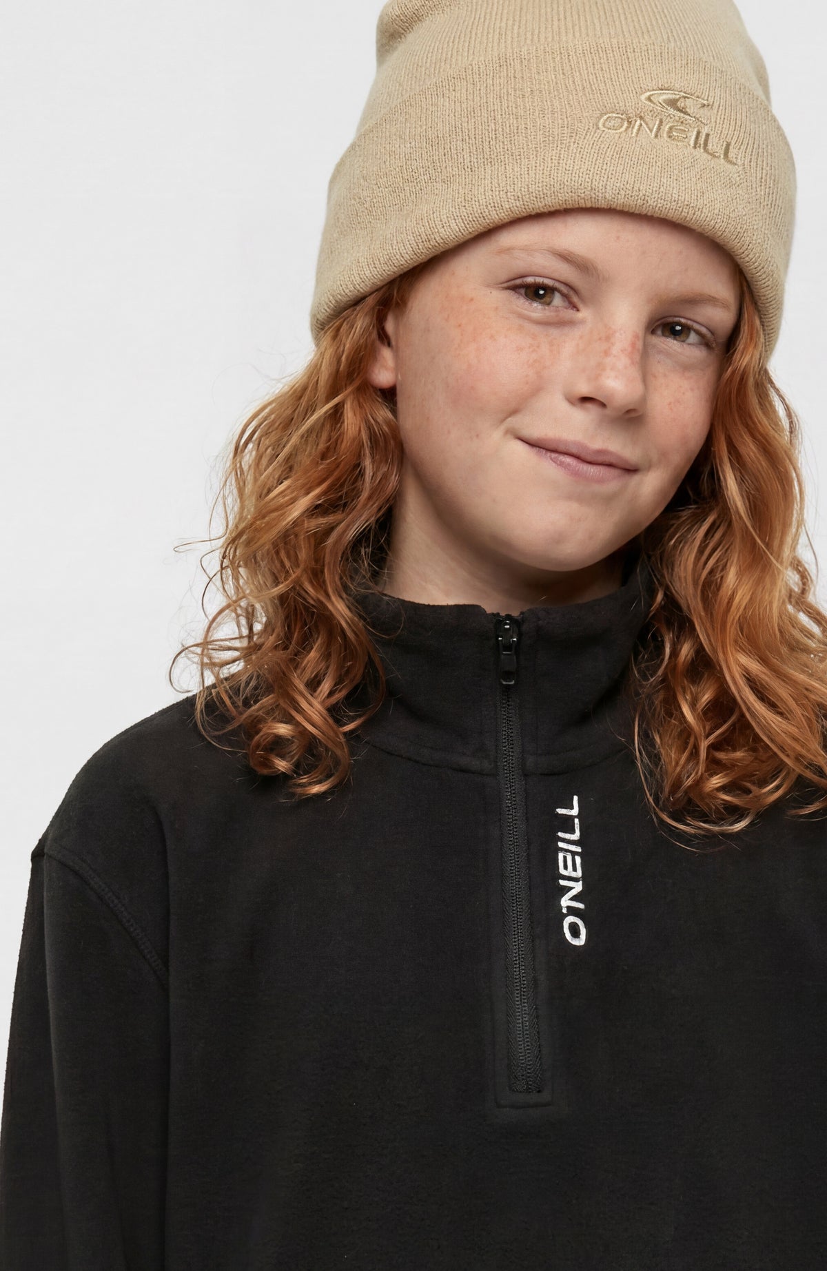 FWC'Cruz Jack's Fleecepullover für Mädchen, schwarz, Nahaufnahme von Stehkragen, Reißverschluss und Logo-Print