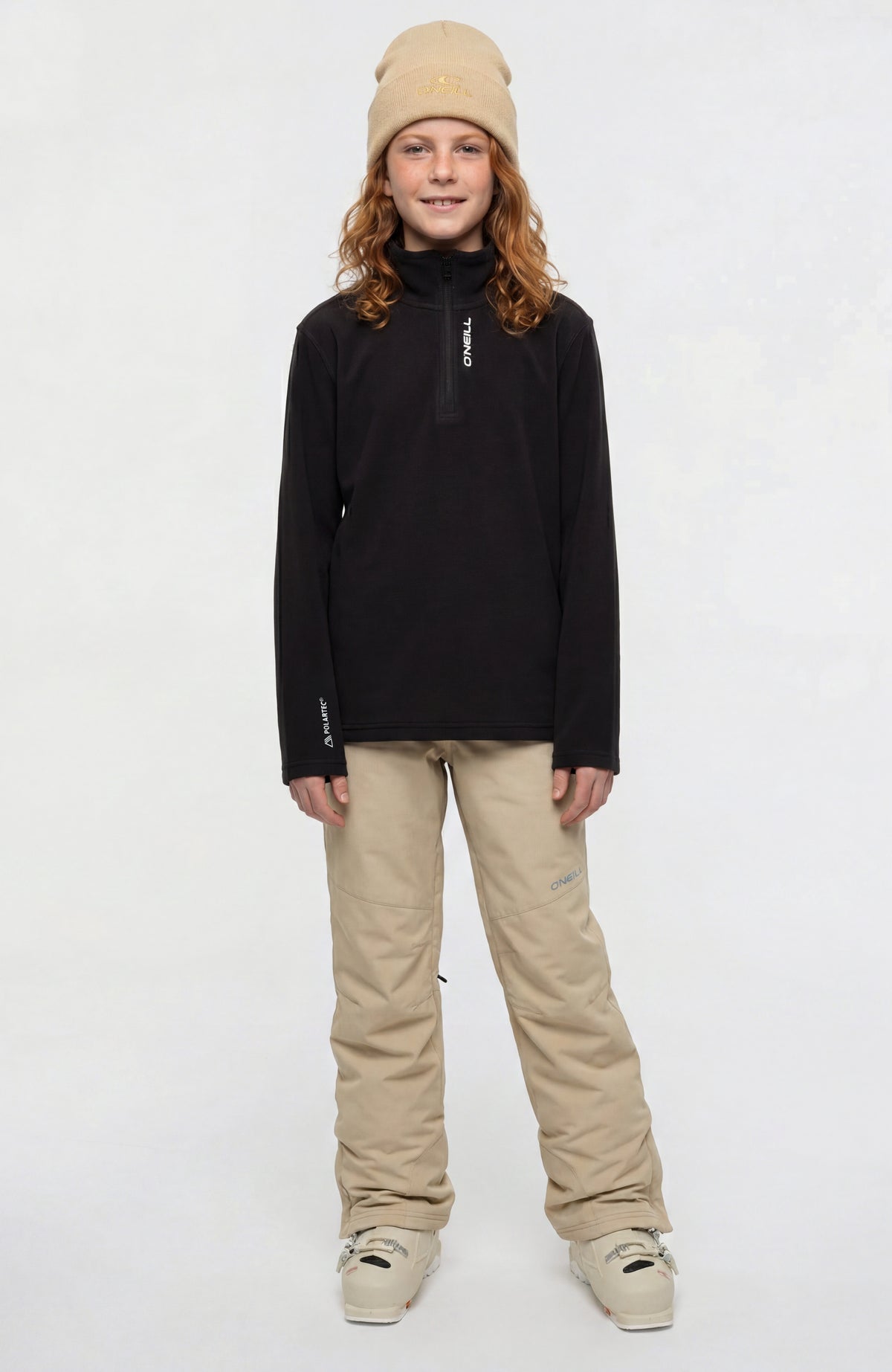 FWC'Cruz Jack's Fleecepullover für Mädchen, schwarz, getragen am Model, Vorderansicht in Ganzkörperaufnahme
