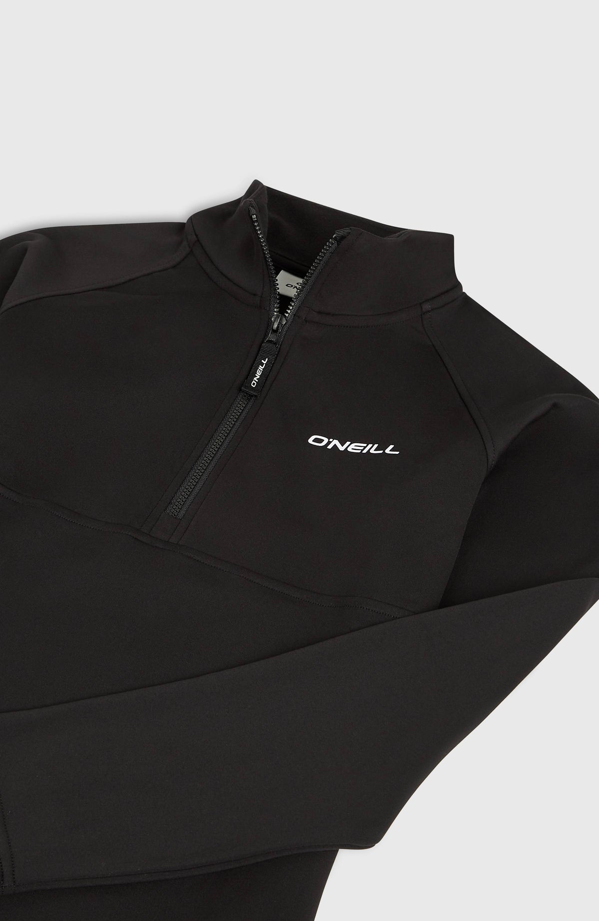 Nahaufnahme von Stehkragen, Reißverschluss und weißem Logo-Schriftzug am schwarzen FWC'Cruz Fleecepullover