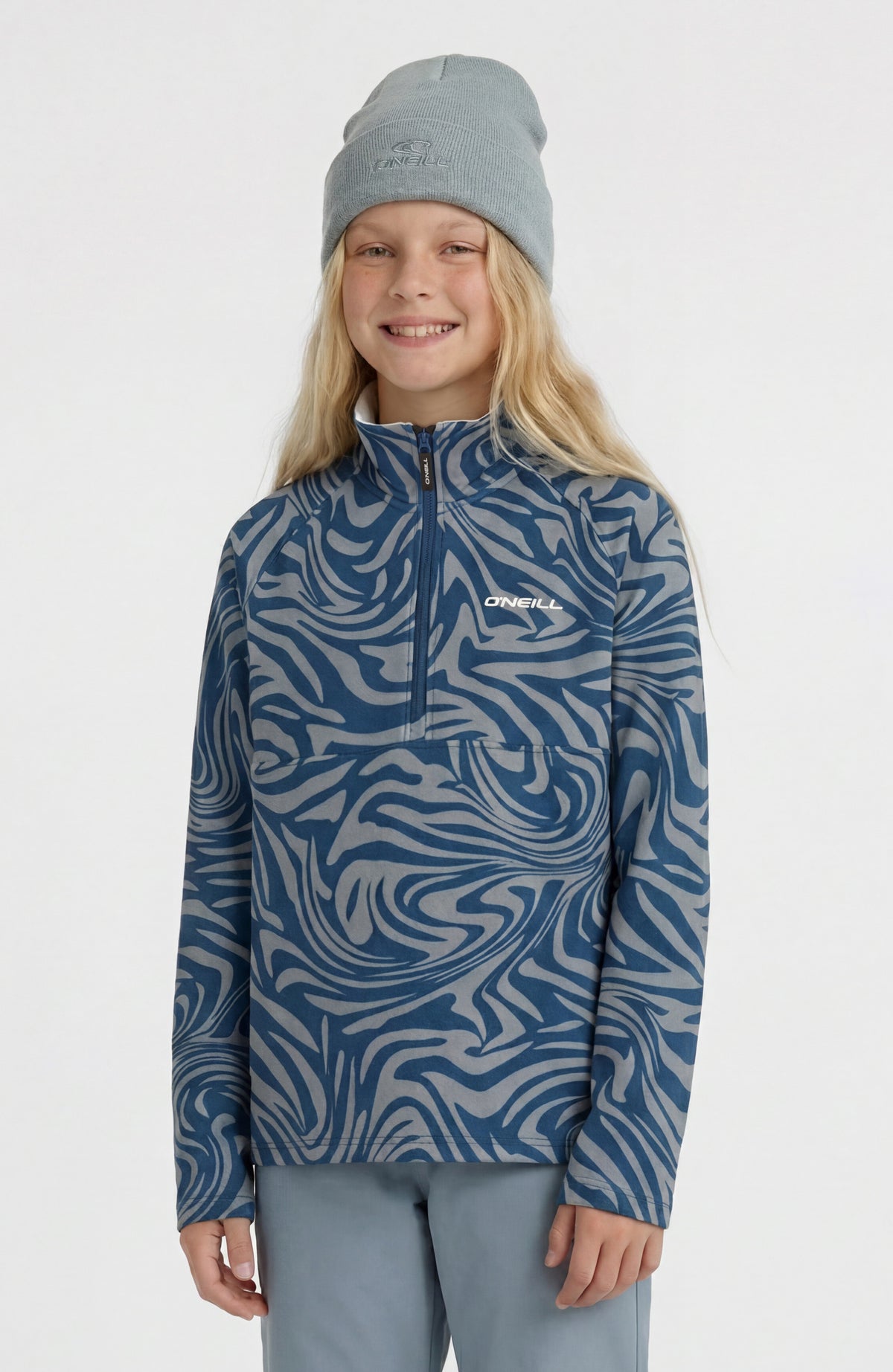 O'Neill FWC'Cruz Printed Fleecepullover mit Halbreißverschluss für Mädchen, blau mit Zebramuster in Grau, am Model