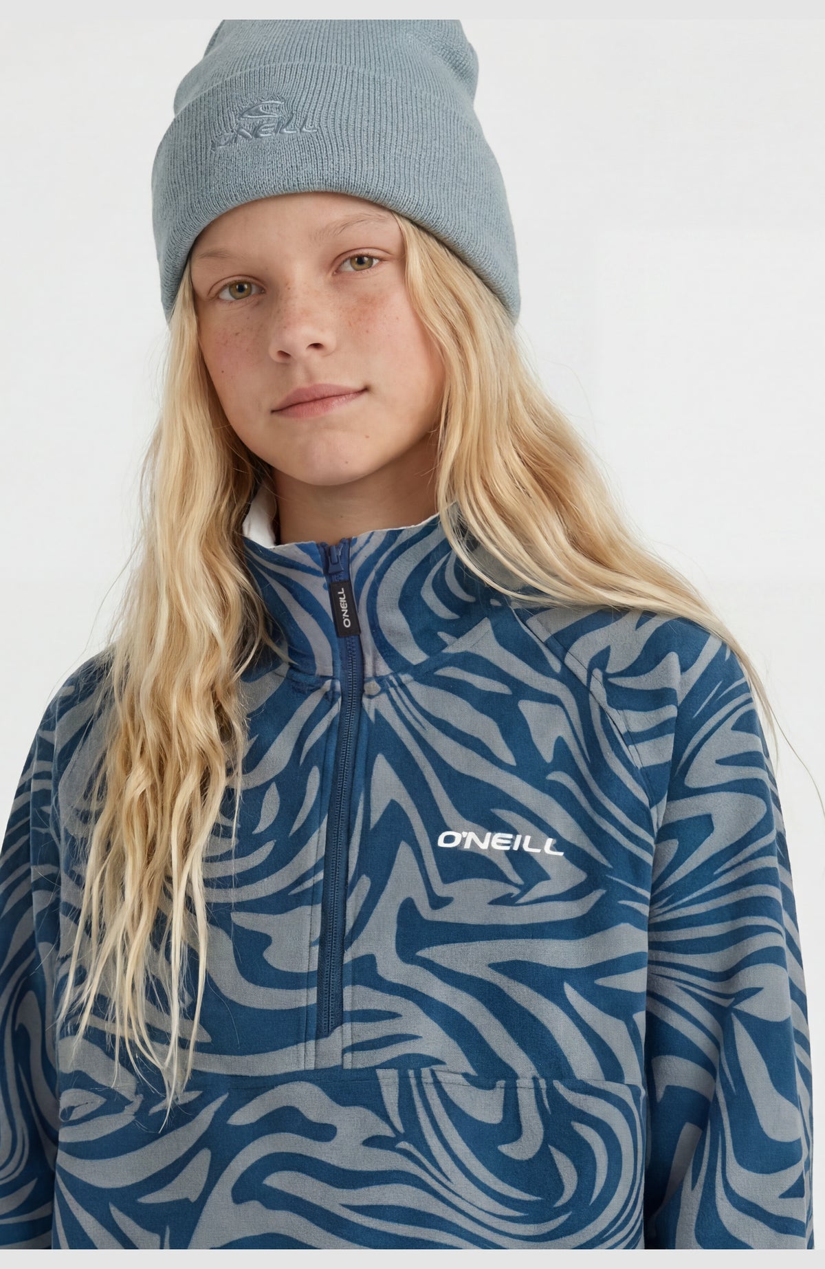 FWC'Cruz Printed Fleecepullover für Mädchen, blau mit Zebramuster in Grau, Nahaufnahme von Kragen und Reißverschluss