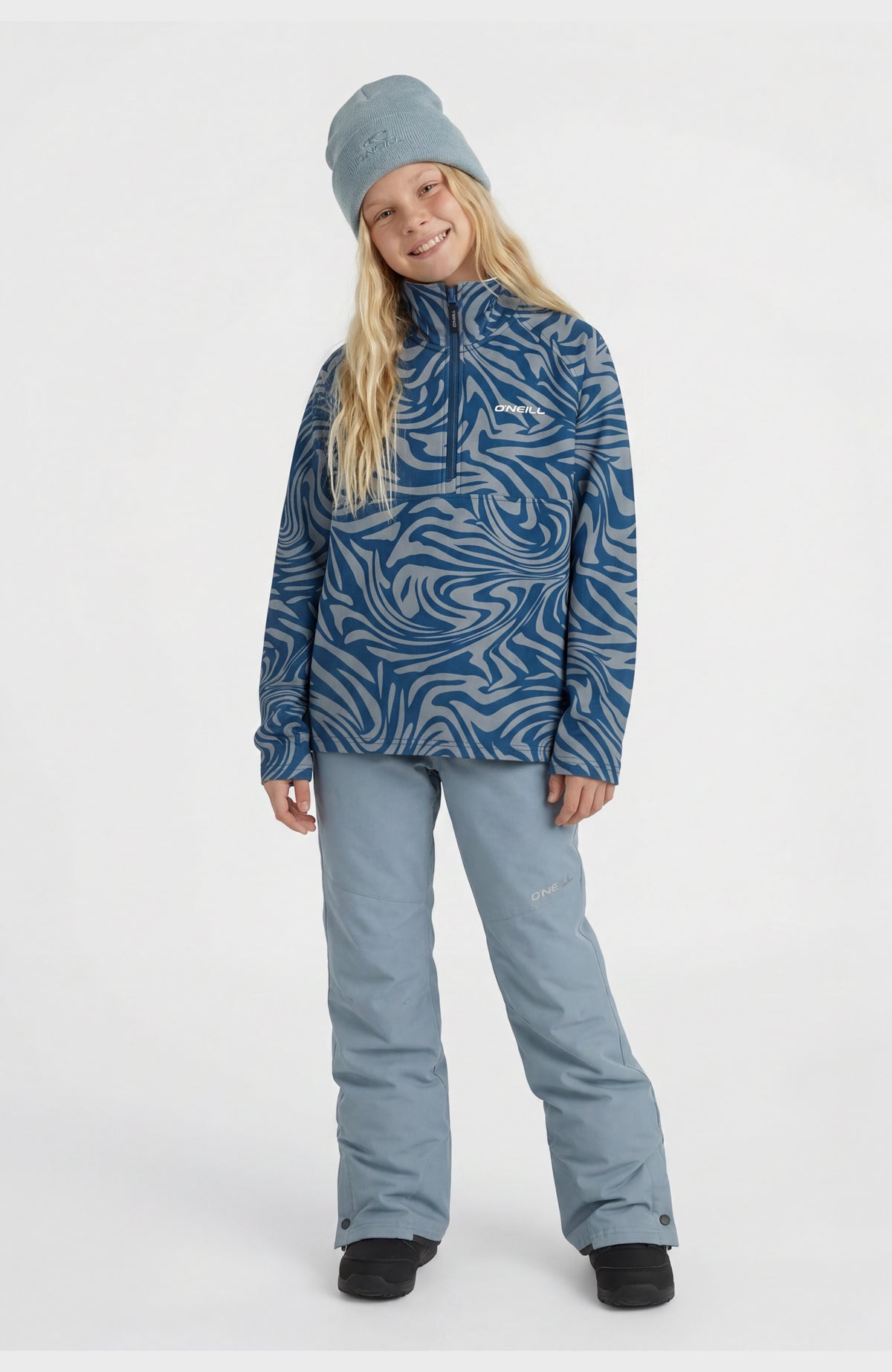 FWC'Cruz Printed Fleecepullover für Mädchen, blau mit Zebramuster in Grau, Vorderansicht in voller Länge am Model