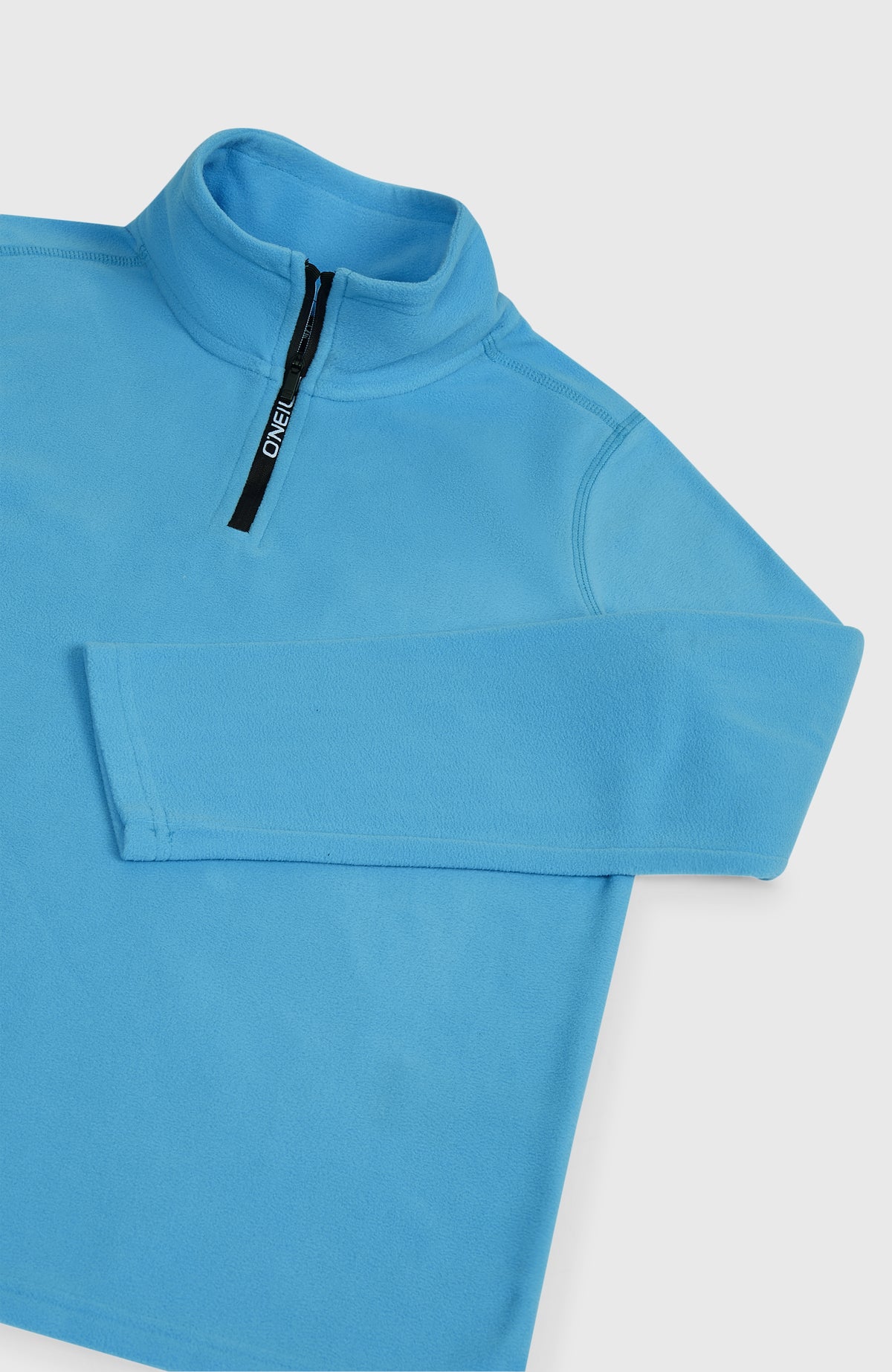 Nahaufnahme des blauen FWC'Cruz JACK'S POLARTEC HZ FLEECE Fleecepullovers mit kurzem Reißverschluss am Kragen