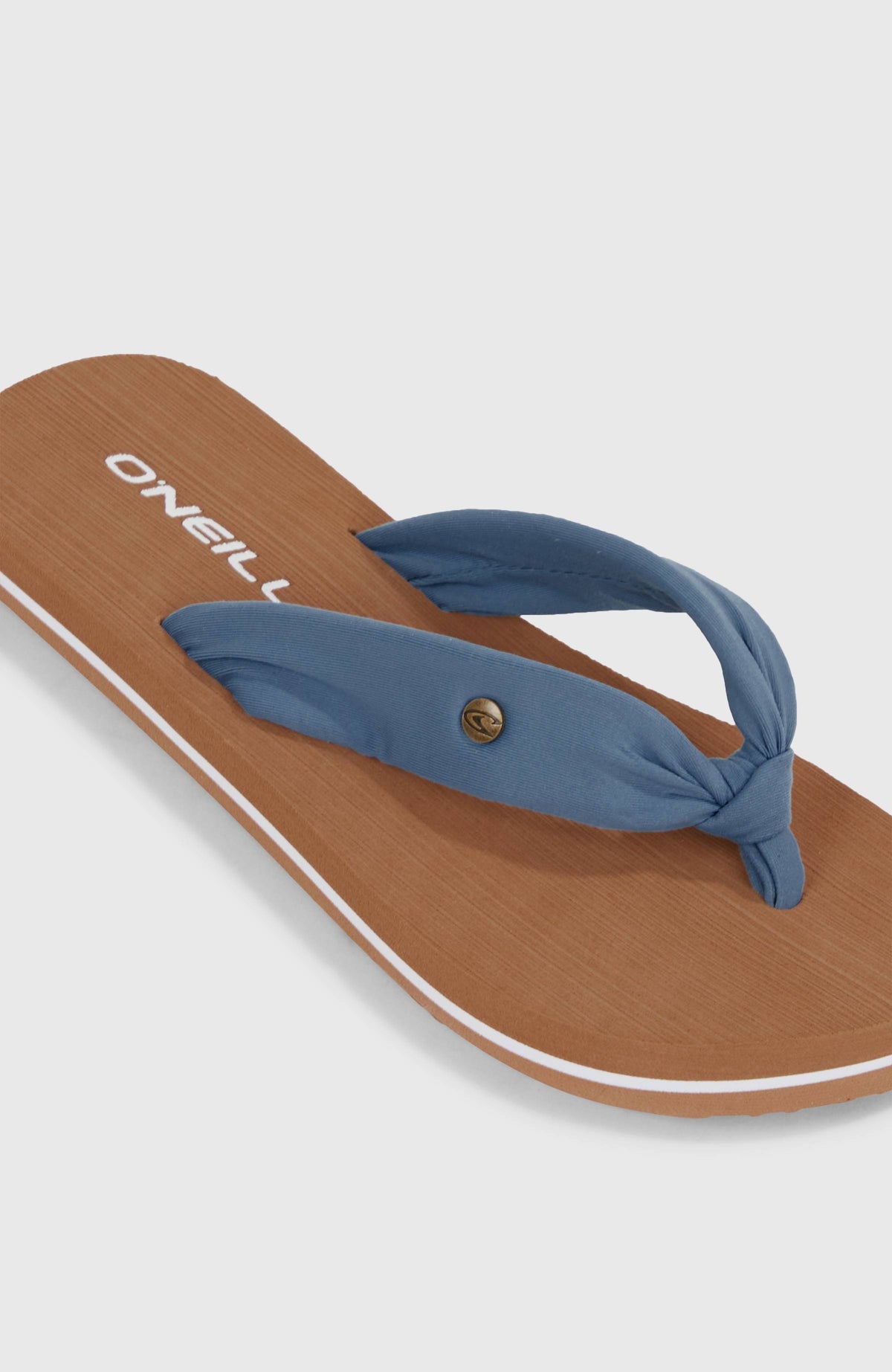 Ditsy Sun Sandalen für Mädchen, blau, Nahaufnahme des geknoteten Riemens mit Logo-Pin