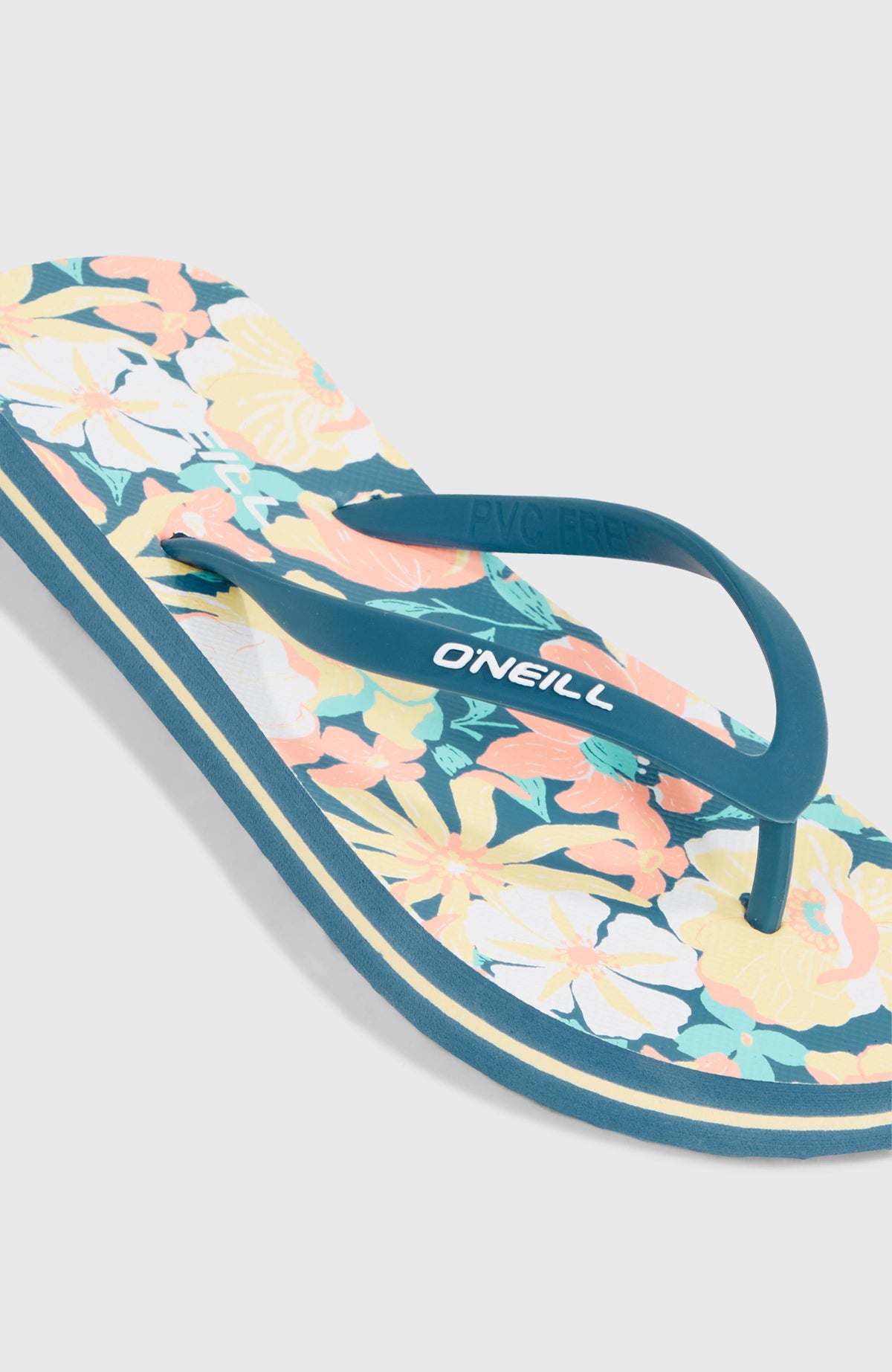 Nahaufnahme der blauen Profile Graphic Sandalen mit Blumenmuster in Gelb und Weiß, Riemen mit Logo-Schriftzug