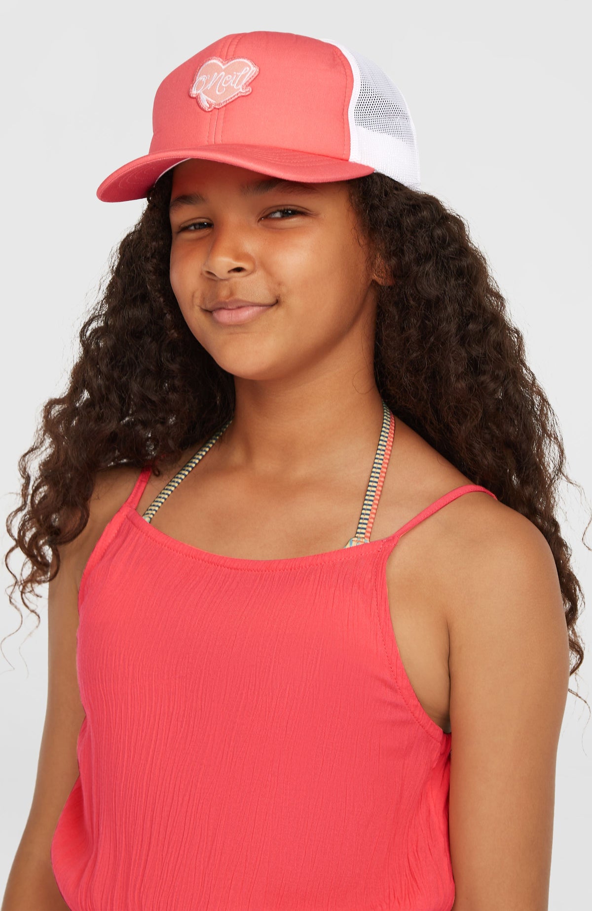 Pinke Flood Trucker Cap für Mädchen mit weißem Mesh, Vorderansicht, getragen am Model