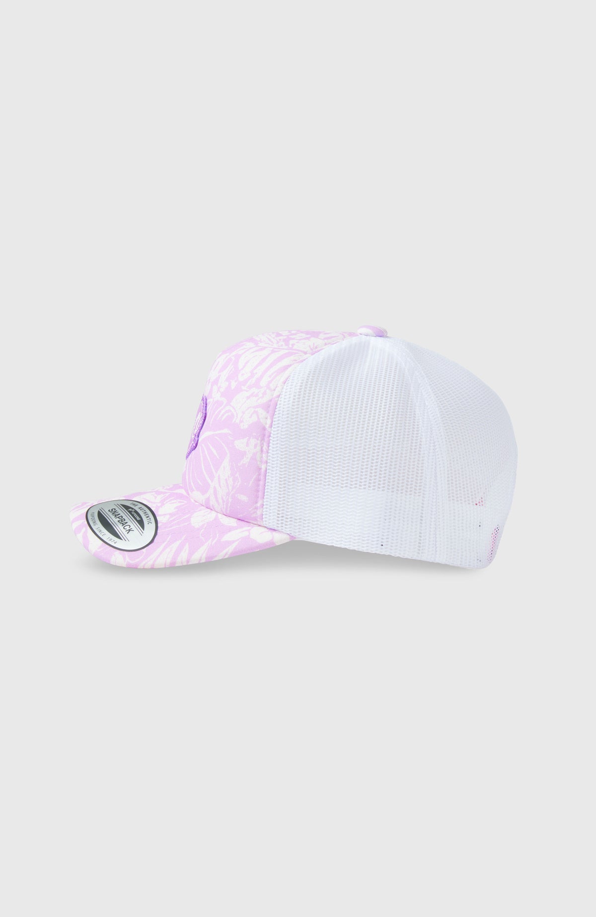 Summer Camp Trucker Cap für Mädchen, lila mit Pflanzenmuster in Weiß, freigestellt von der Seite, weißer Netzeinsatz
