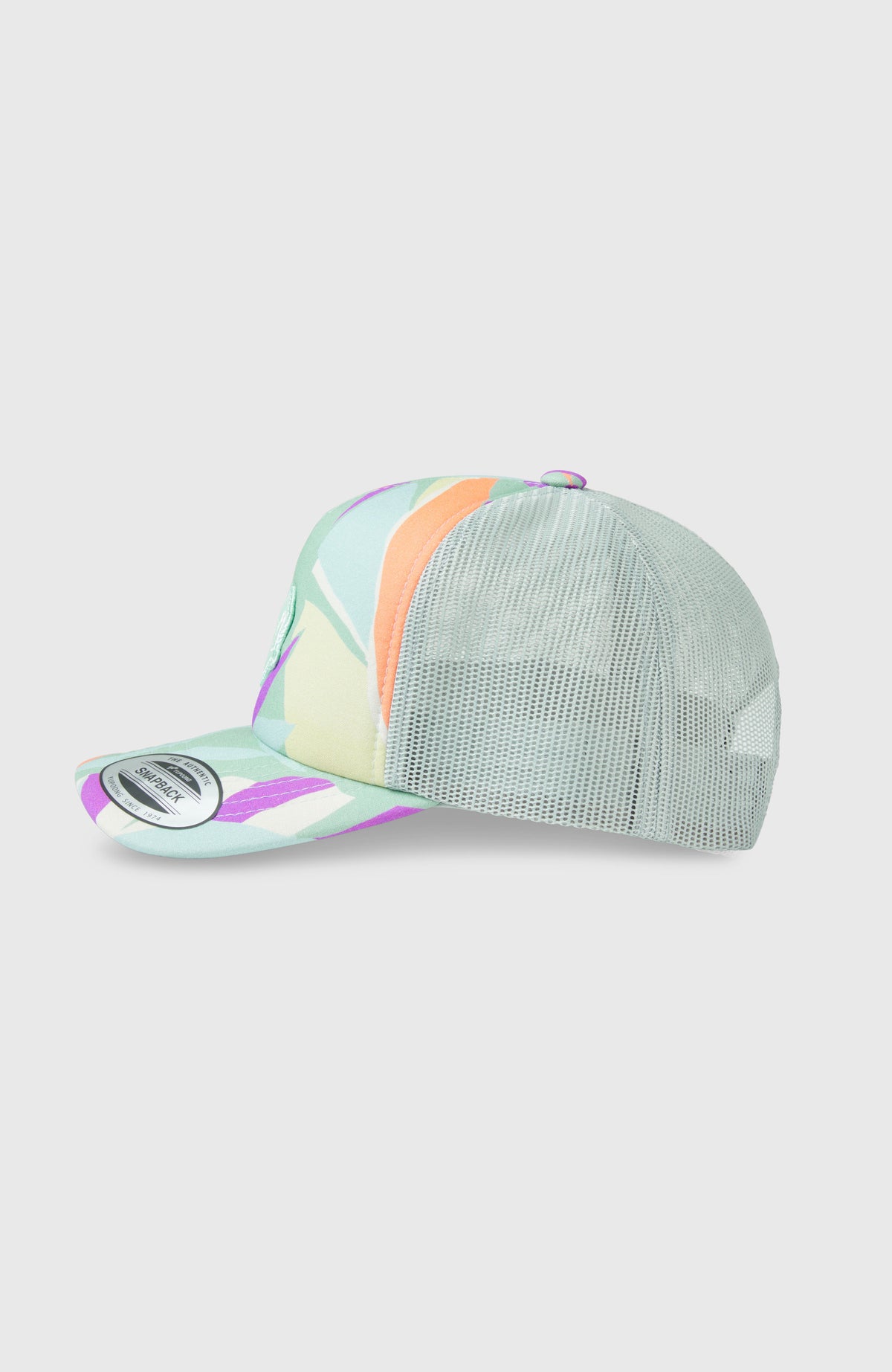 Summer Camp Trucker Cap für Mädchen, grün mit Tropenmuster in Orange und Lila, freigestellt von der Seite