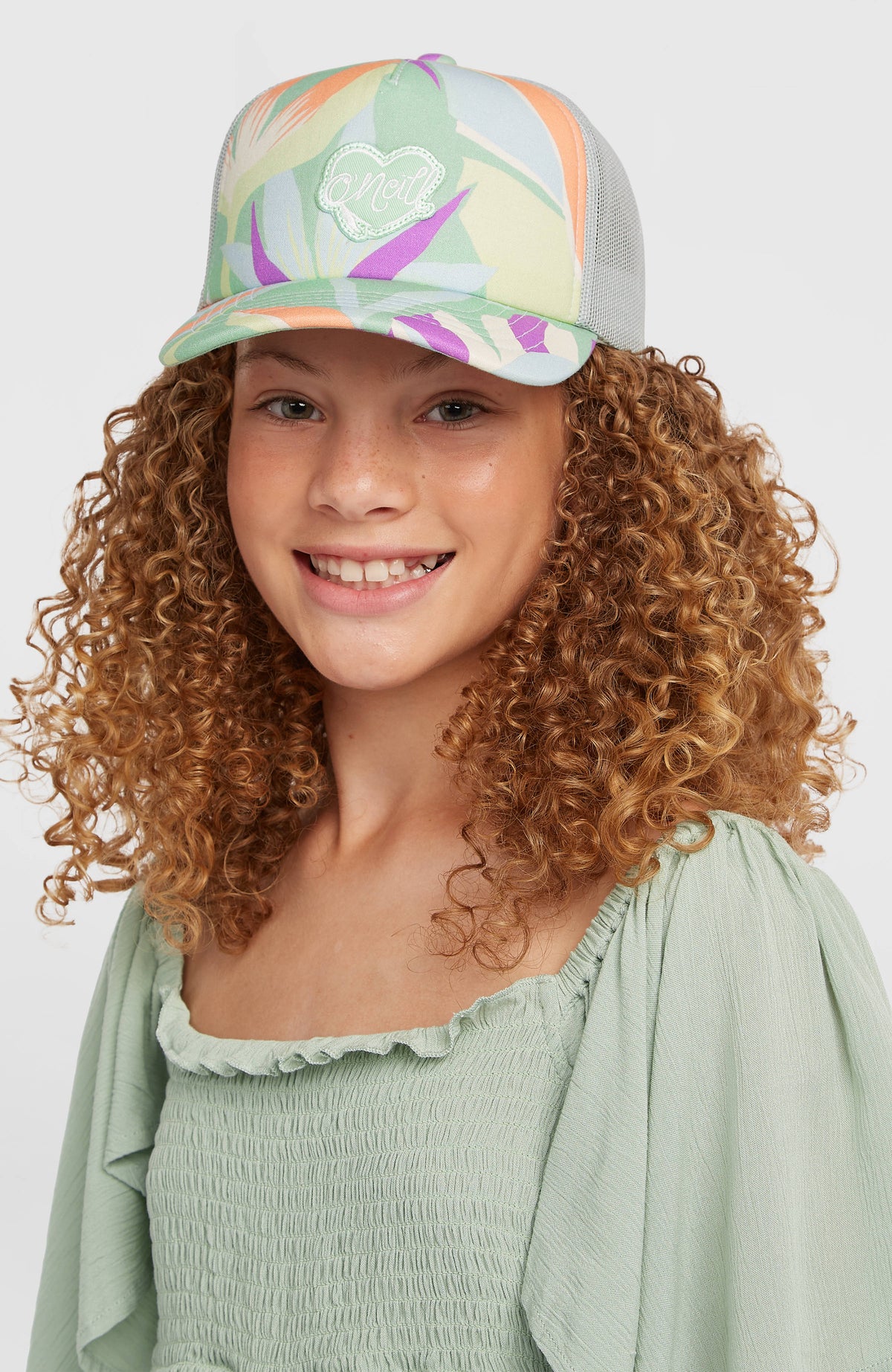 Summer Camp Trucker Cap für Mädchen, grün mit Tropenmuster in Orange und Lila, getragen am Model, Frontansicht