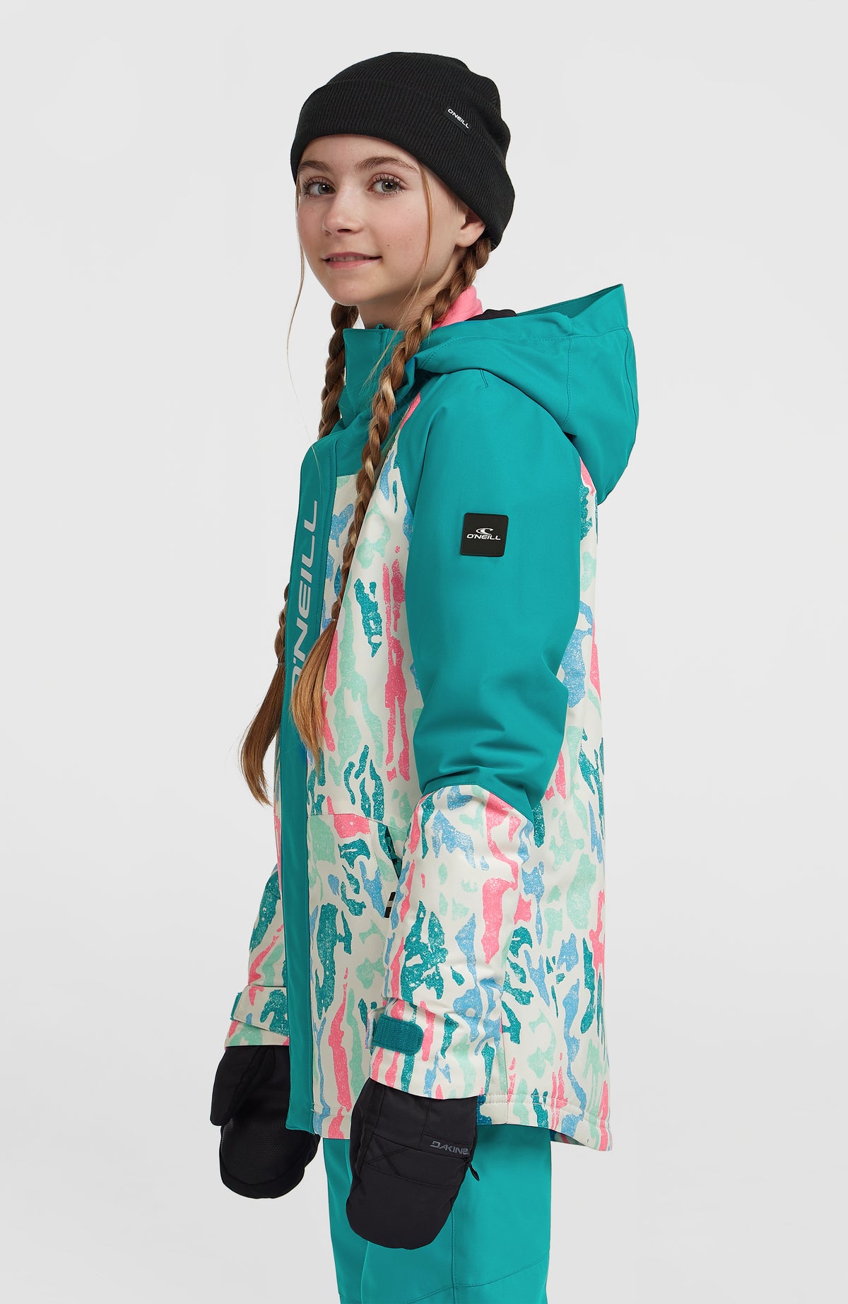 FWC'Play Ski- und Snowboardjacke für Mädchen, weiß mit Muster in Pink und Türkis, Seitenansicht am Model