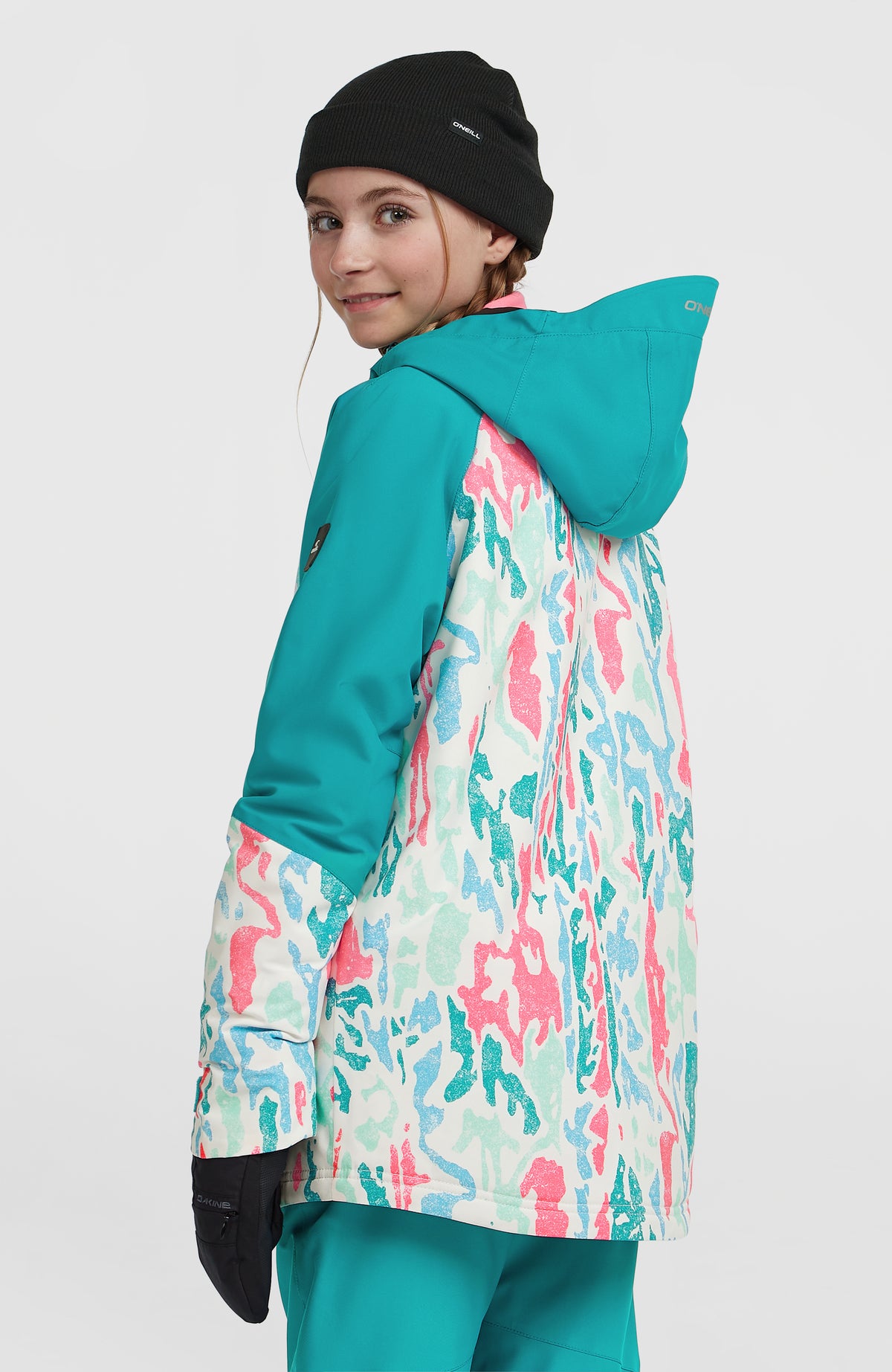 FWC'Play Ski- und Snowboardjacke für Mädchen, weiß mit Muster in Pink und Türkis, Rückansicht am Model