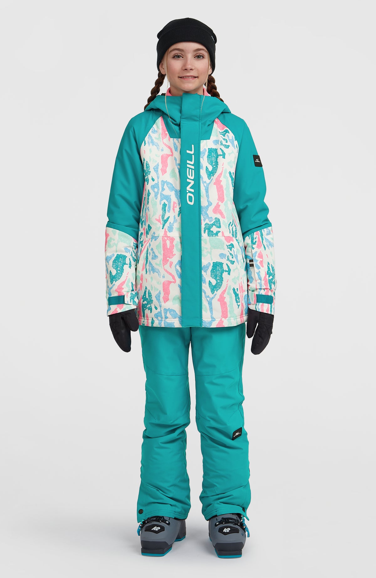 FWC'Play Ski- und Snowboardjacke für Mädchen, weiß mit Muster in Pink und Türkis, Ganzkörperansicht am Model