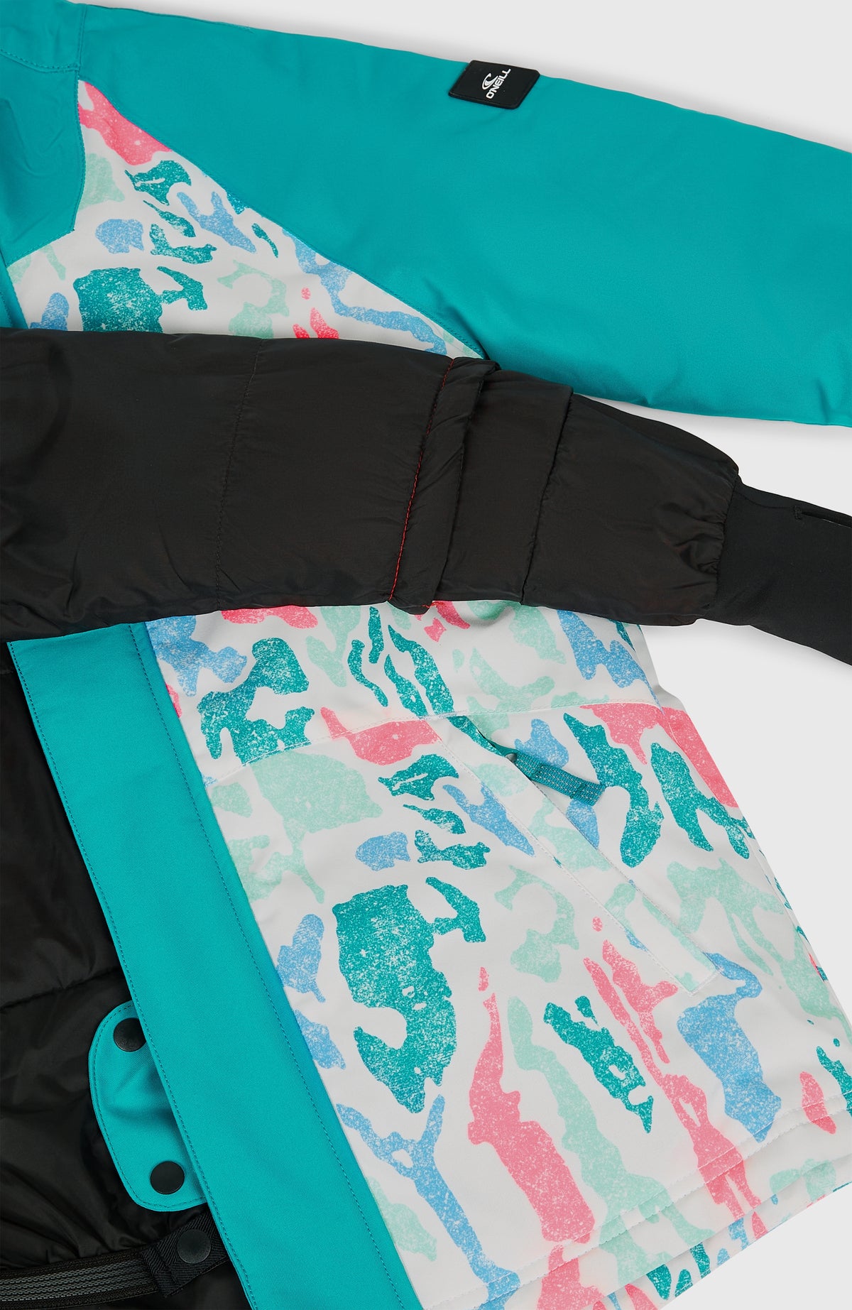 Nahaufnahme der weißen FWC'Play Ski- und Snowboardjacke mit Muster in Pink und Türkis, Innenfutter und Tasche
