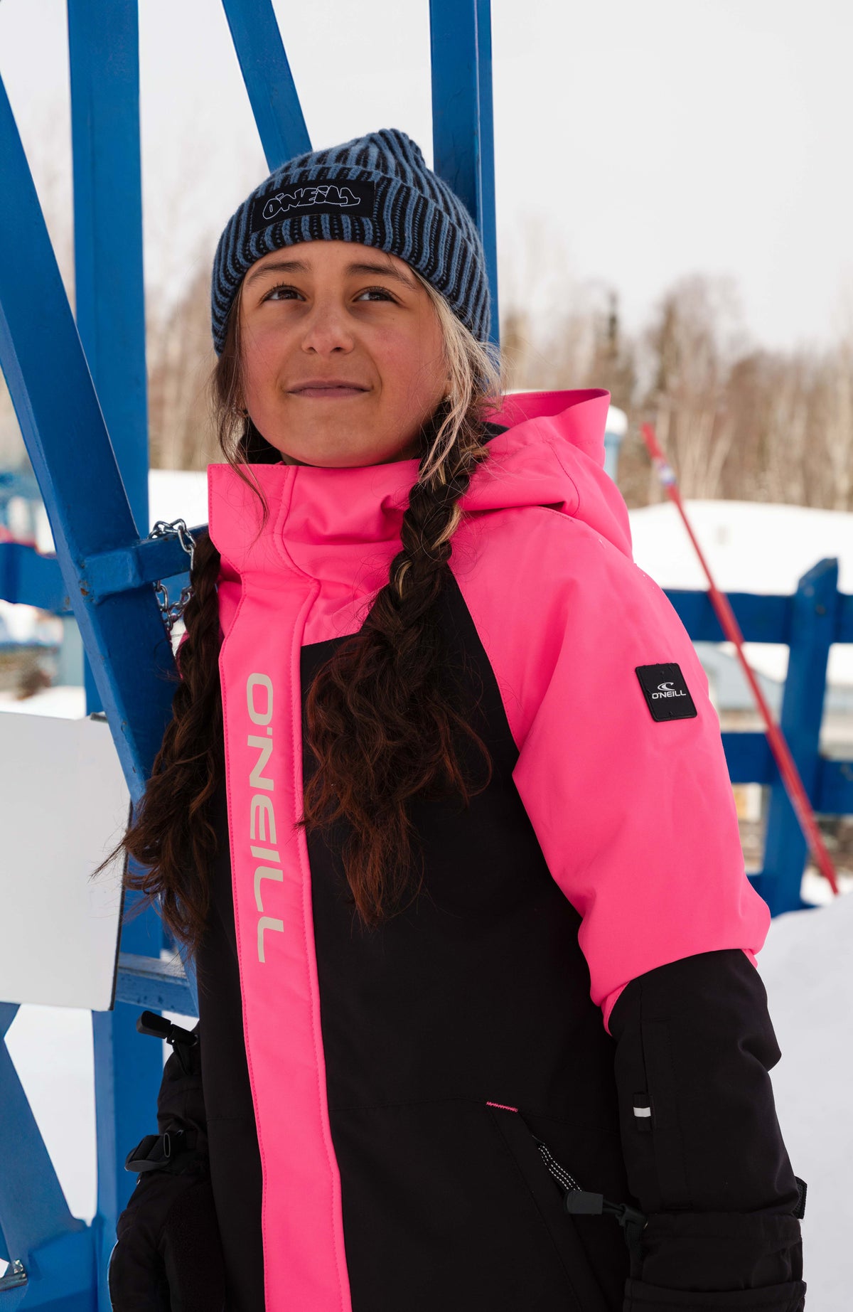 FWC'Play Ski- und Snowboardjacke für Mädchen, schwarz, am Lift im Schnee getragen