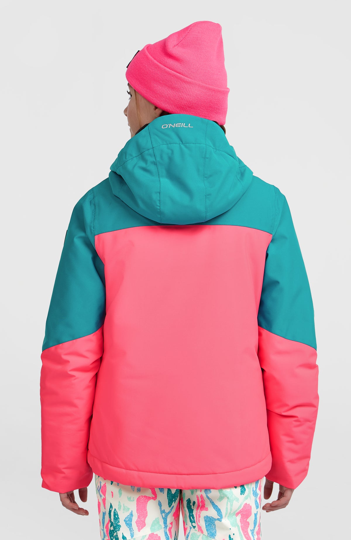 FWC'Cruz Triple Skijacke, weiß mit abstraktem Muster in Pink und Türkis, Rückansicht am Model mit Kapuze