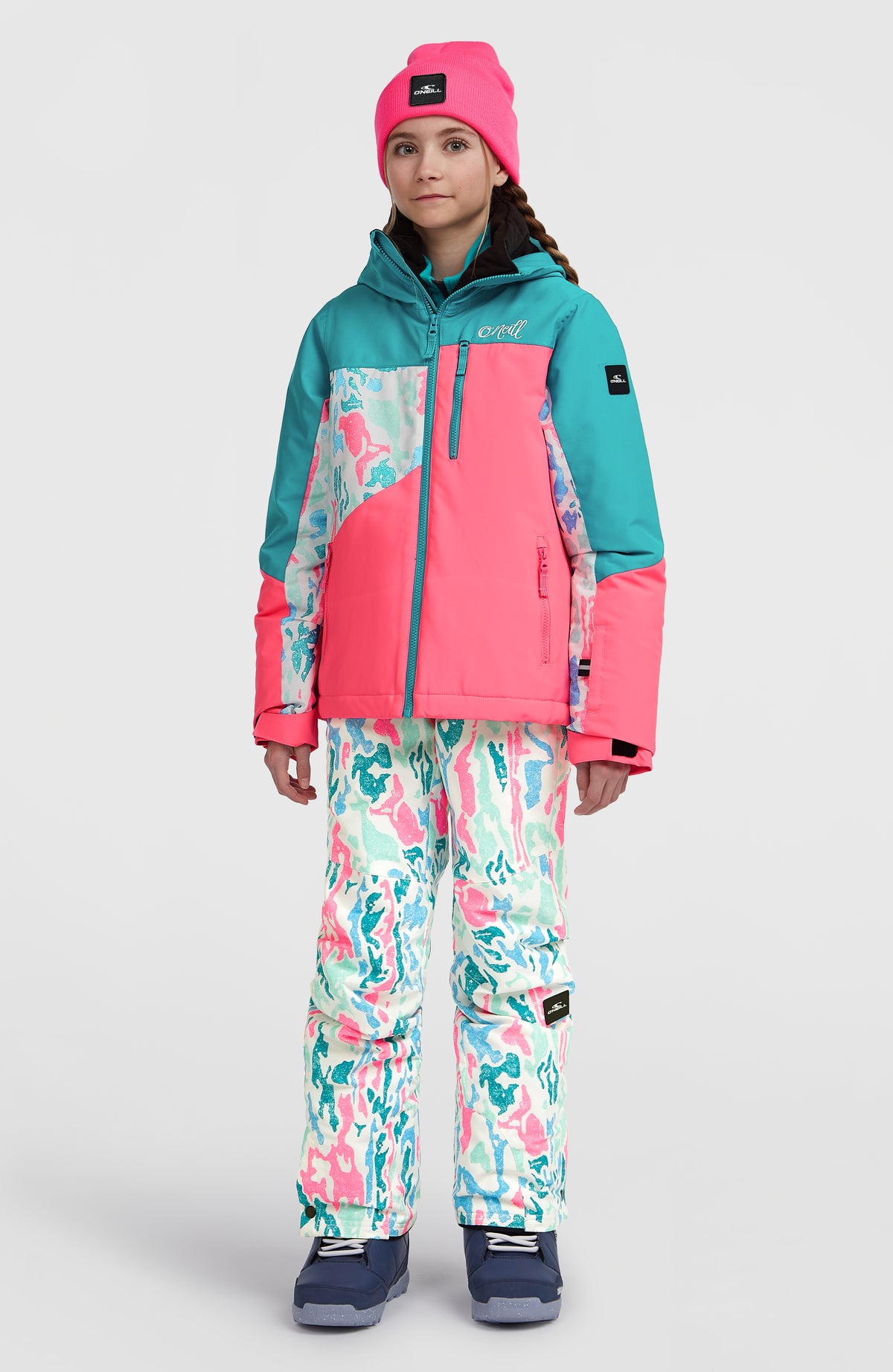 FWC'Cruz Triple Skijacke für Mädchen, weiß mit abstraktem Muster in Pink und Türkis, Ganzkörperansicht am Model