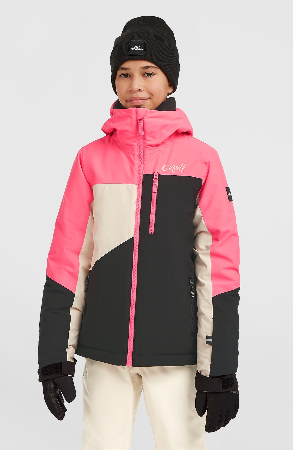 O'Neill FWC'Cruz Triple Skijacke für Mädchen, schwarz, Vorderansicht am Model mit Kapuze und Reißverschlusstasche