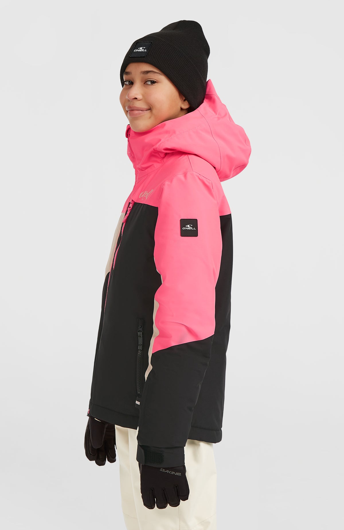 FWC'Cruz Triple Skijacke für Mädchen, schwarz, Seitenansicht am Model mit Logo-Badge am Ärmel
