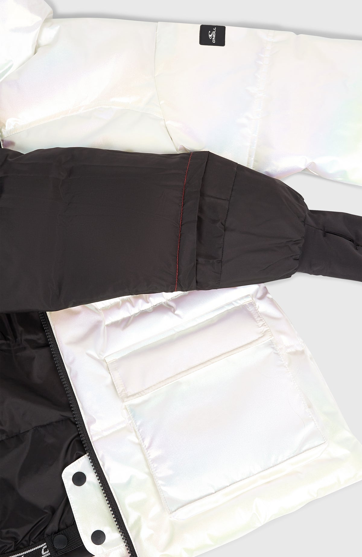Gesteppte FWC'Cruz Skijacke für Mädchen, weiß, Nahaufnahme von dunklem Innenfutter, Ärmelbündchen und Schneefang
