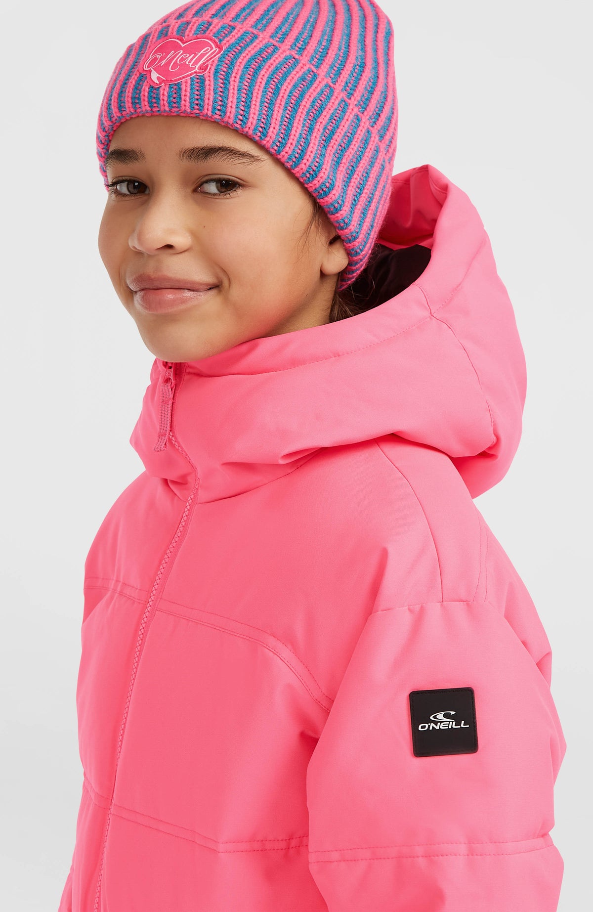 Gesteppte FWC'Cruz Skijacke für Mädchen, pink, Detailansicht am Model mit Logo-Patch am Ärmel