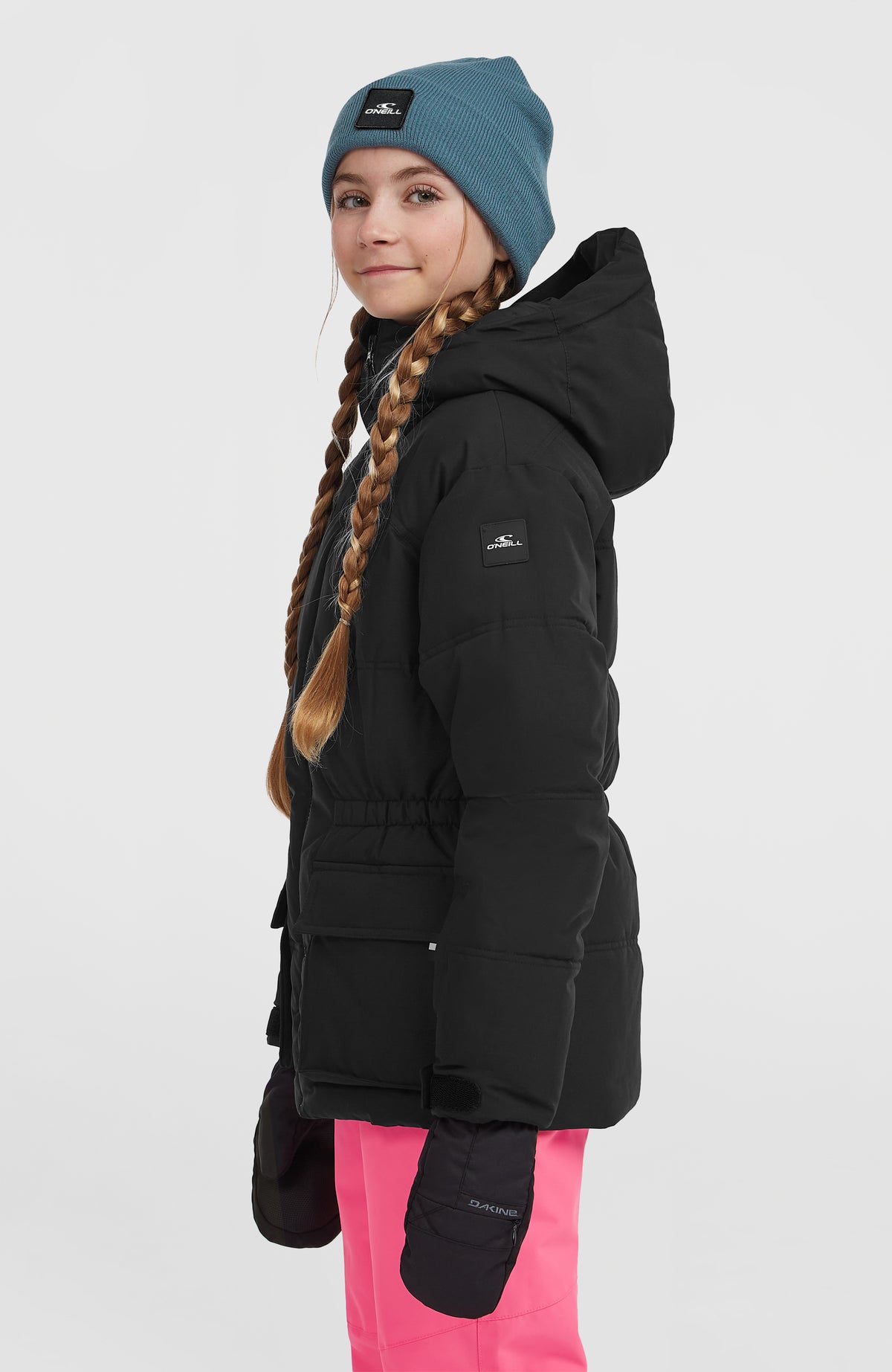 Gesteppte FWC'Cruz Skijacke für Mädchen, schwarz, Seitenansicht am Model, Logo-Patch am Ärmel