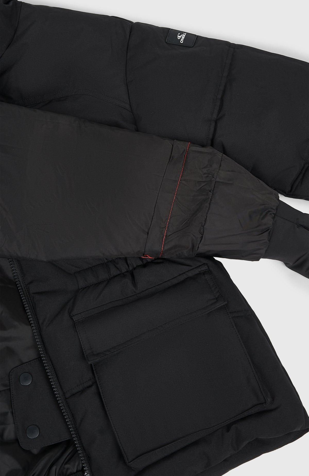 Nahaufnahme von Ärmel und Tasche der schwarzen Gesteppte FWC'Cruz Skijacke