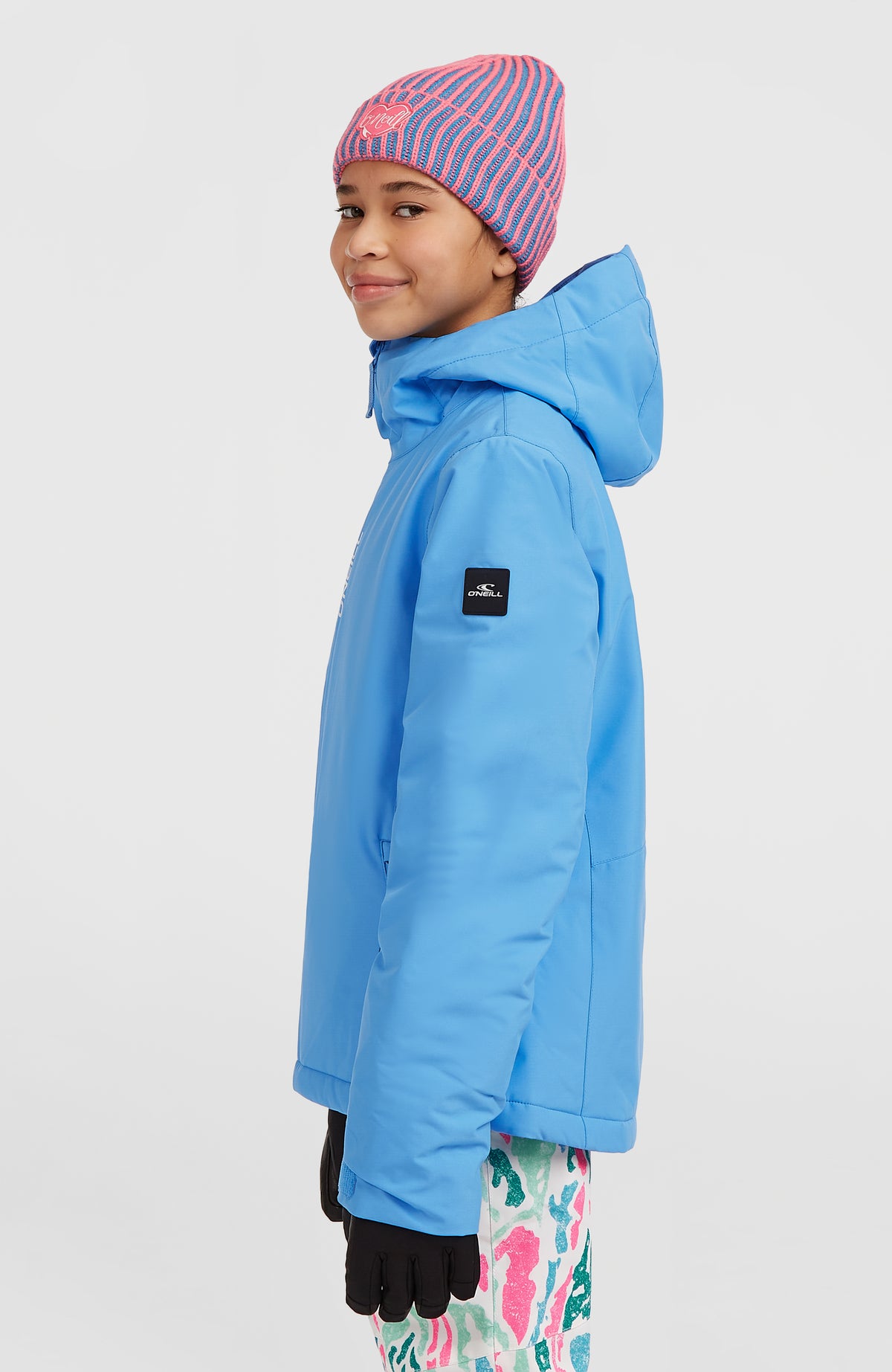 FWC'Cruz Skijacke für Mädchen, blau, Seitenansicht am Model, Logo-Badge am Ärmel