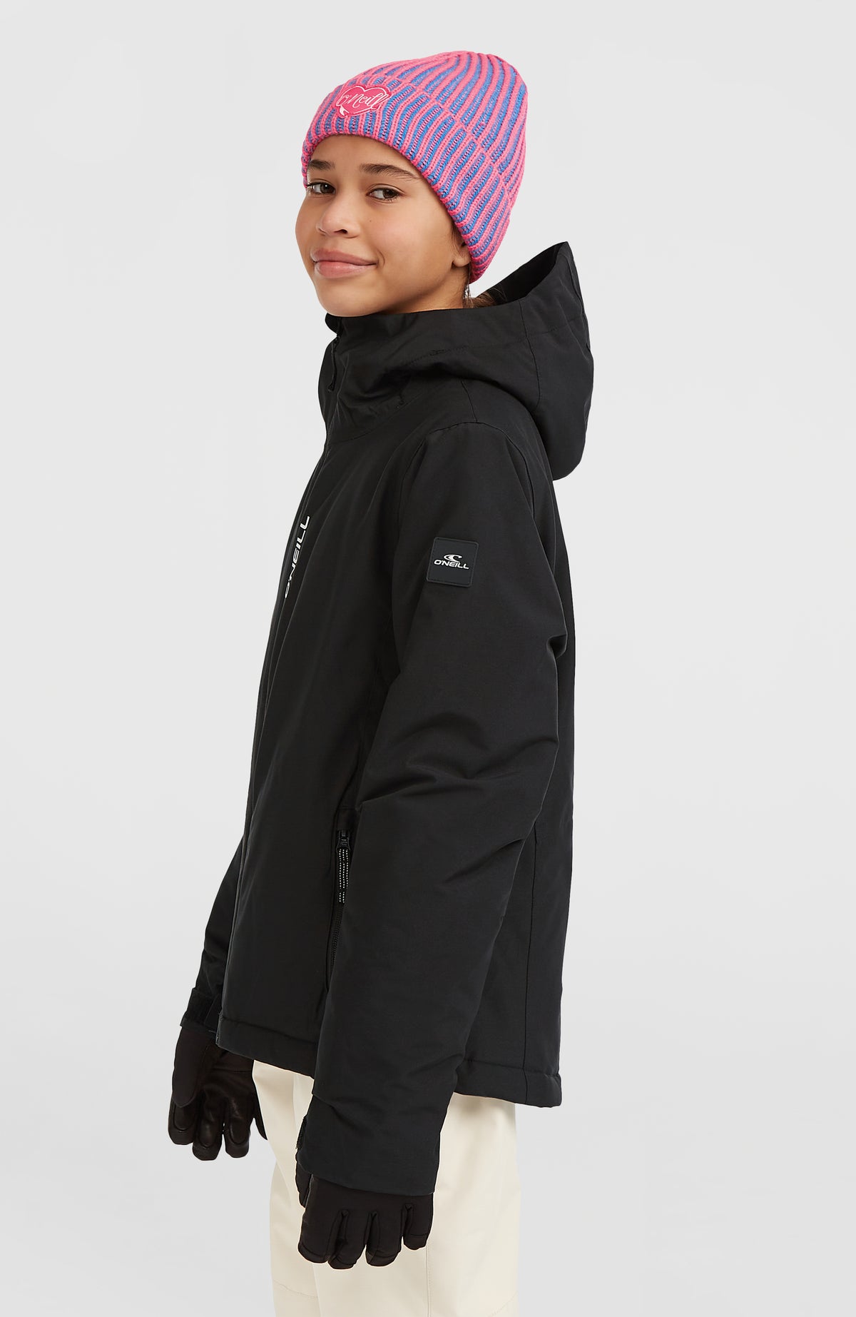 FWC'Cruz Skijacke für Mädchen, schwarz, Seitenansicht am Model mit Logo-Patch am Ärmel