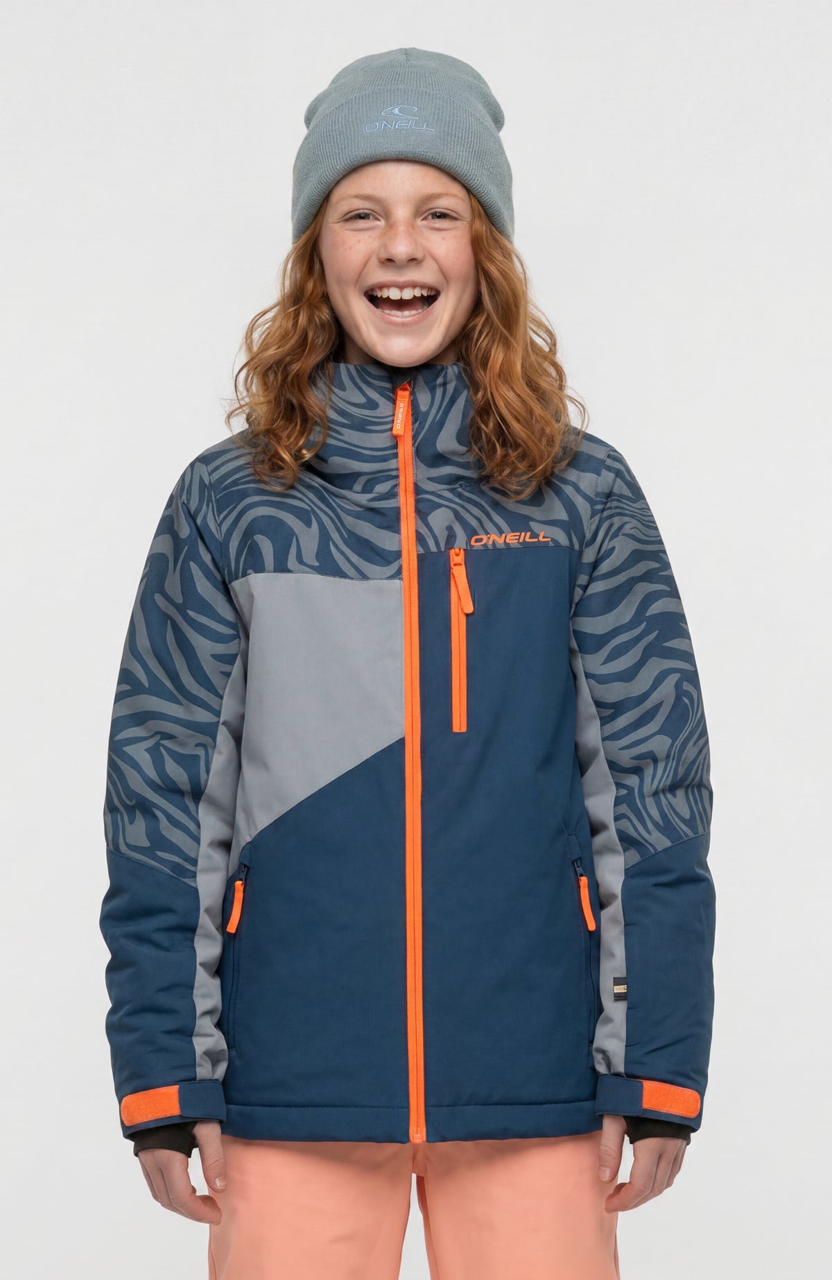 O'Neill FWC'Cruz Triple Skijacke für Mädchen, blau mit Zebramuster in Grau, Vorderansicht am Model