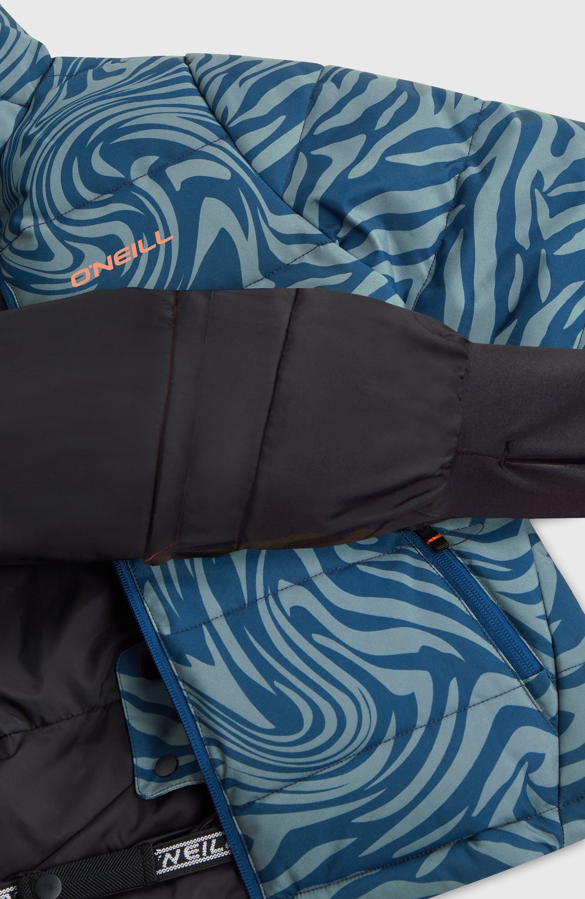 Gesteppte FWC'Cruz Skijacke für Mädchen, blau mit Wirbelmuster in Hellblau, Nahaufnahme von Ärmel und Innenfutter