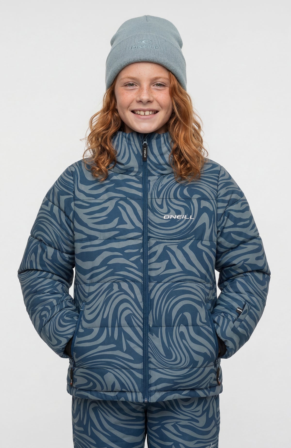 O'Neill Gesteppte FWC'Cruz Skijacke für Mädchen, blau mit Wirbelmuster in Hellblau, Vorderansicht am Model