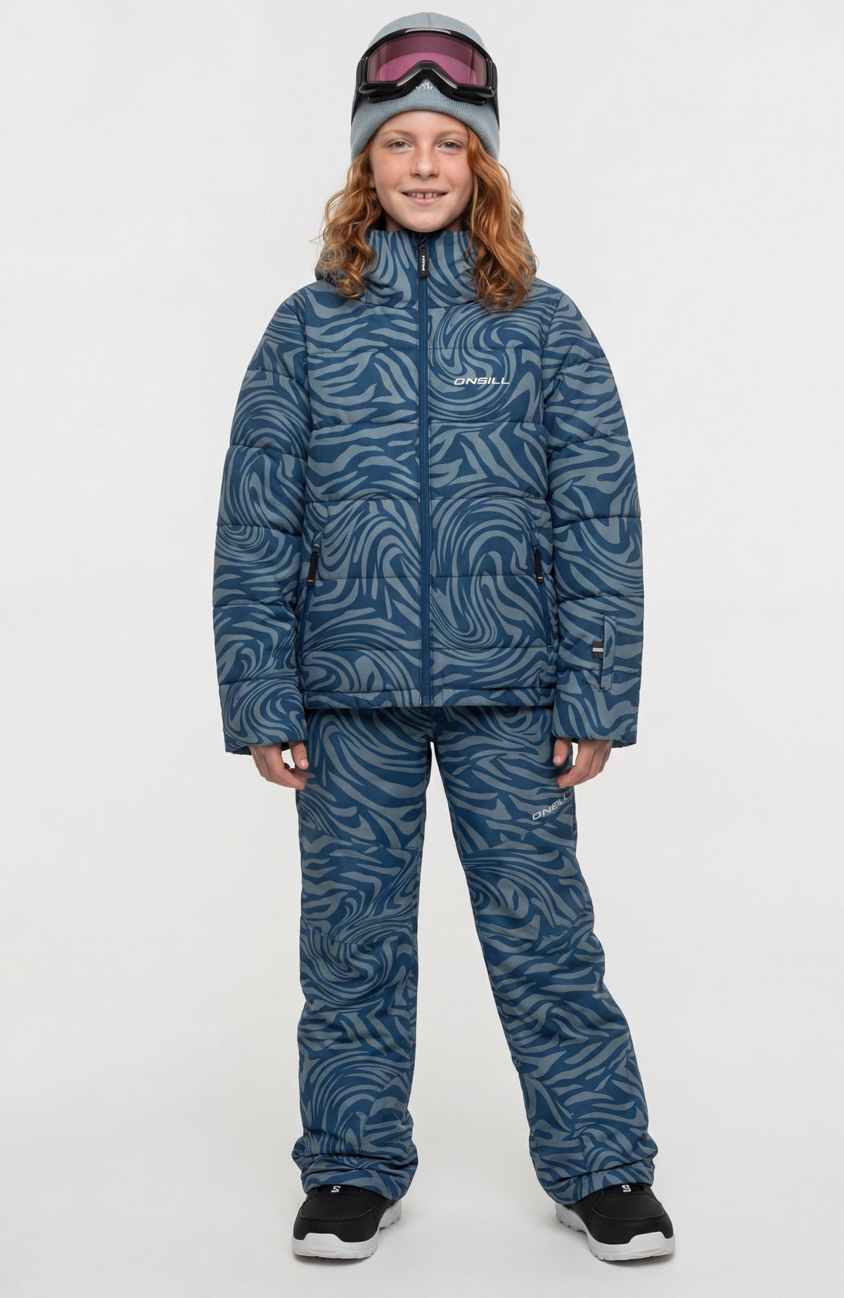 Gesteppte FWC'Cruz Skijacke für Mädchen, blau mit Wirbelmuster in Hellblau, Ganzkörperansicht von vorne am Model