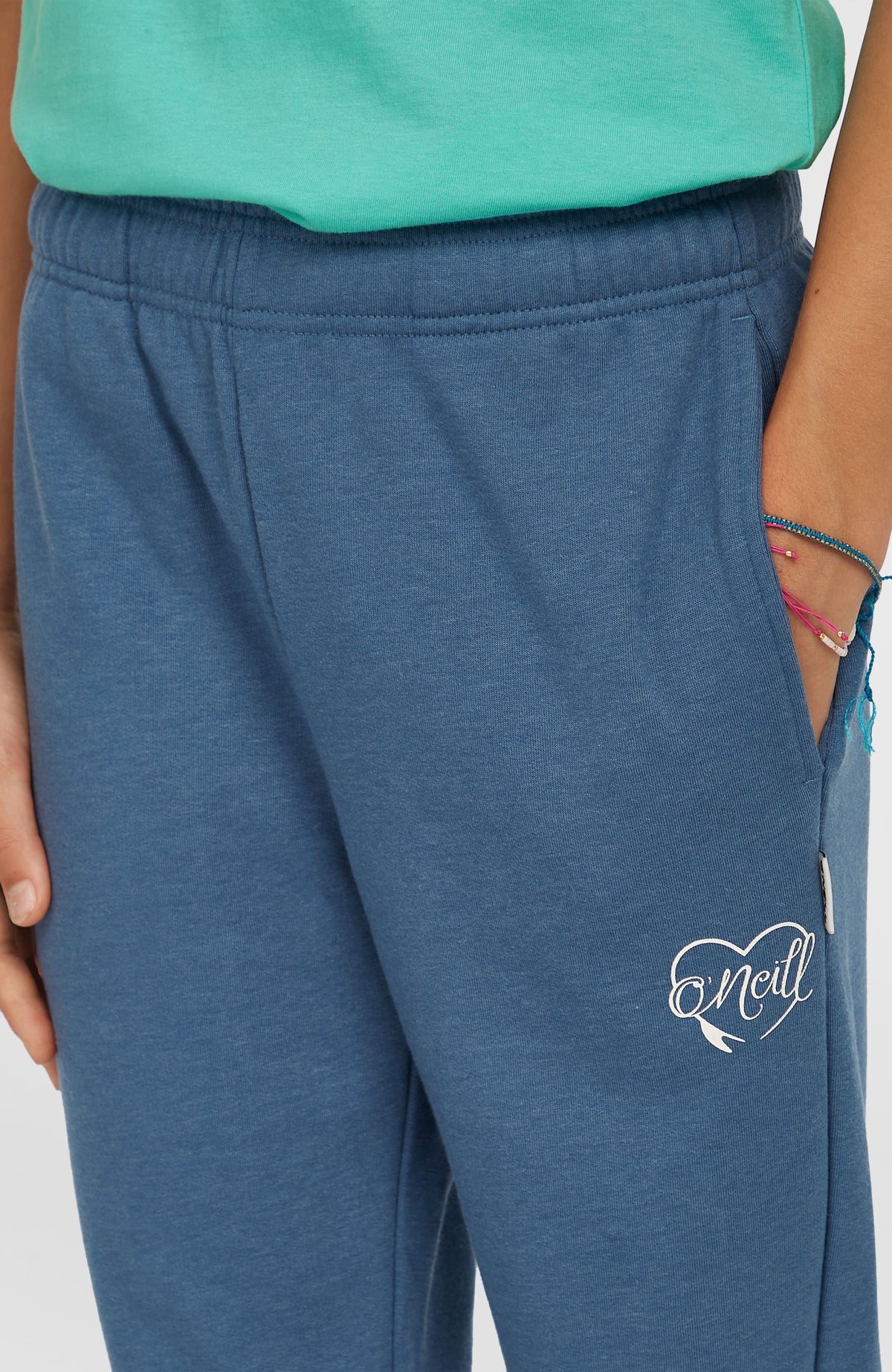 Blaue Script Jogginghose, Nahaufnahme am Model mit elastischem Bund und Logo-Print in Weiß