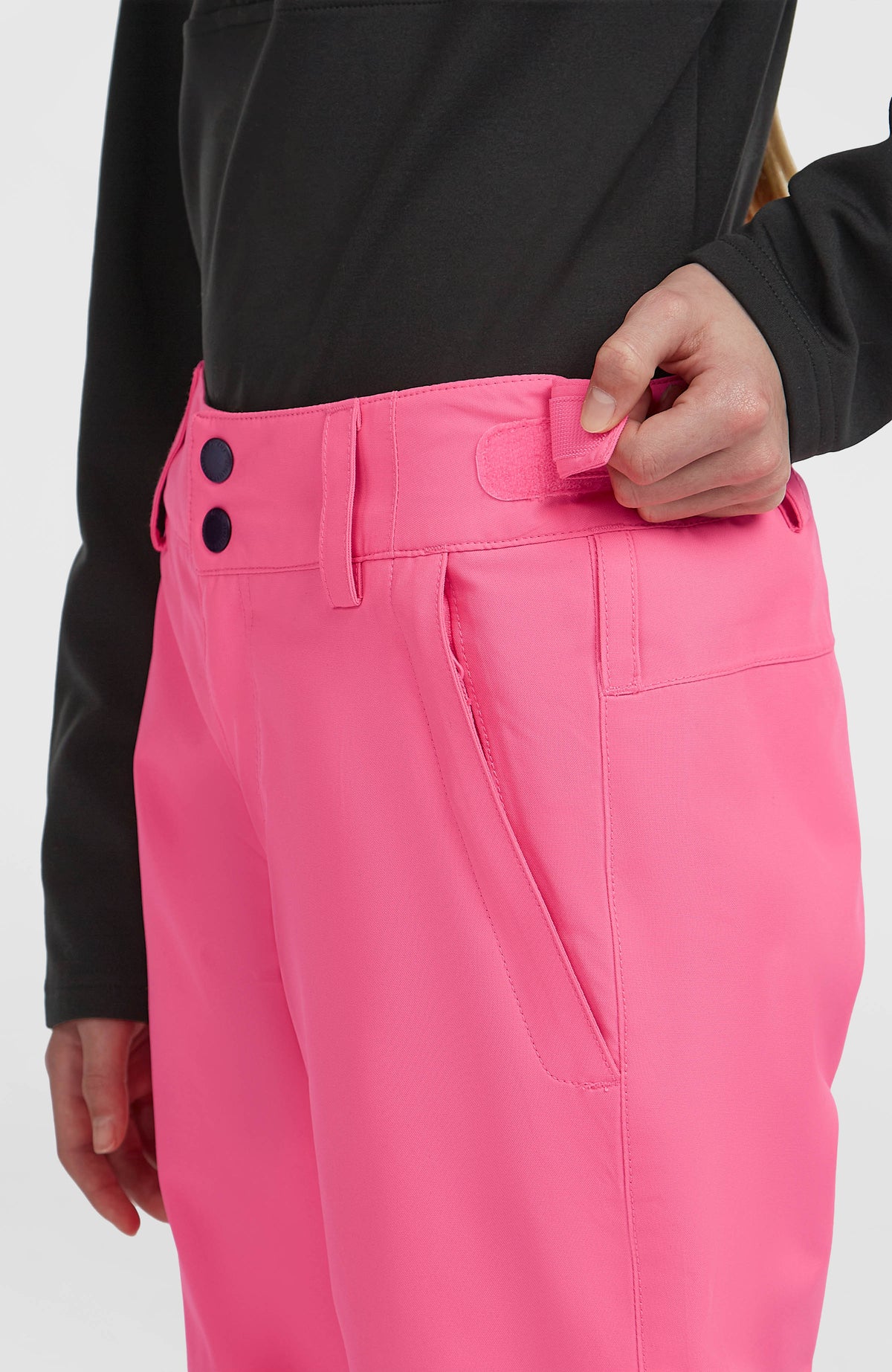 Nahaufnahme von Hosenbund und Klettverschluss der pinken FWC'Cruz Skihose